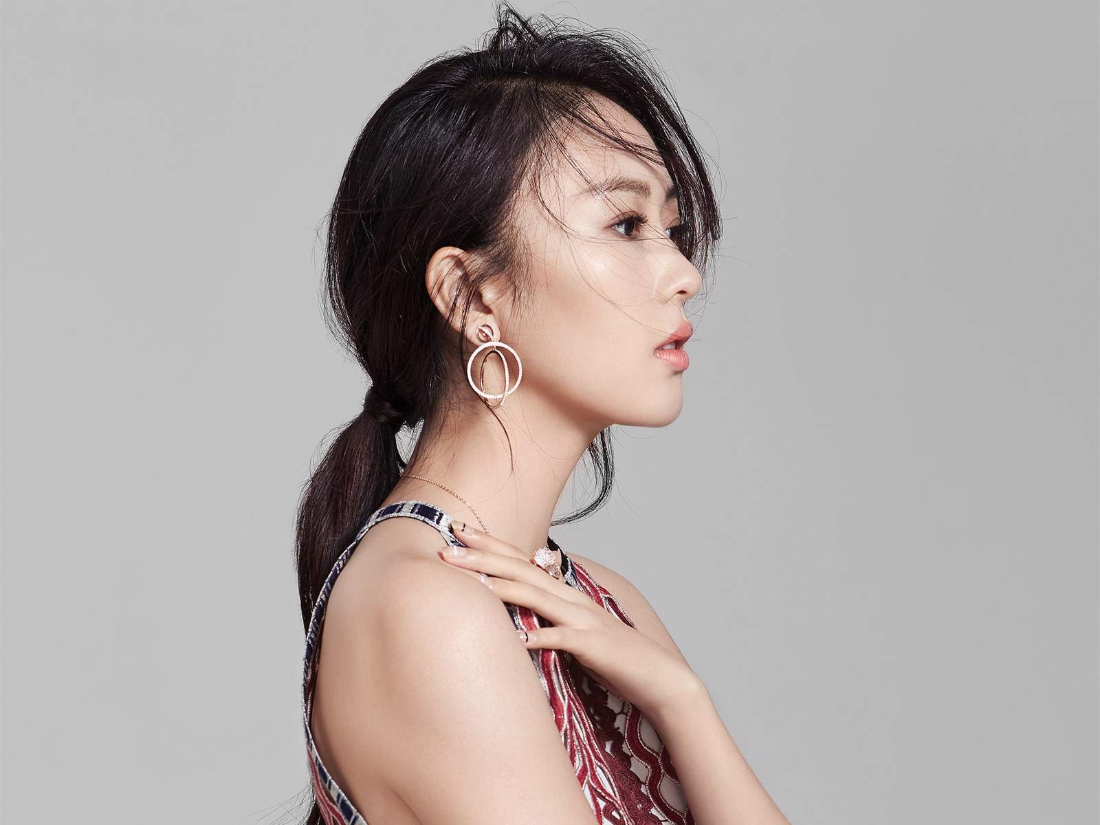 中国内地云南昆明女演员童瑶时尚写真电脑宽屏壁纸图片