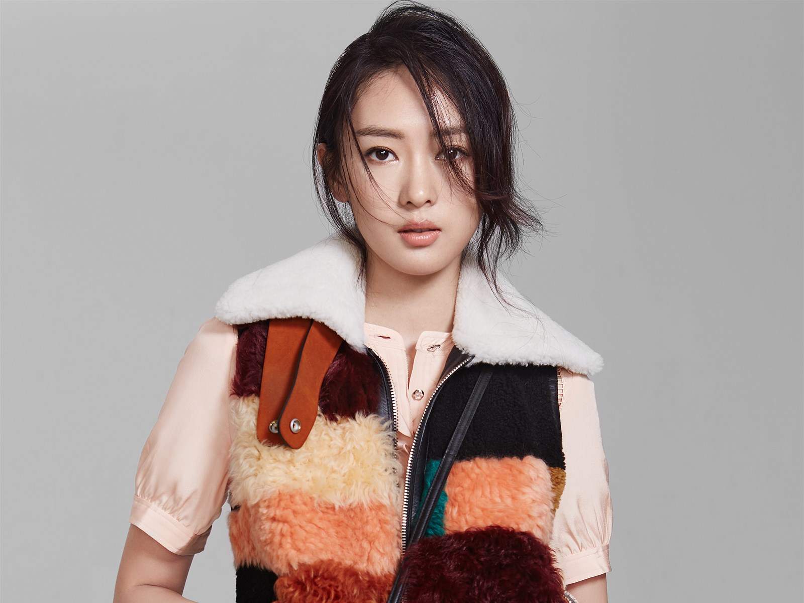 中国内地云南昆明女演员童瑶时尚写真电脑宽屏壁纸图片