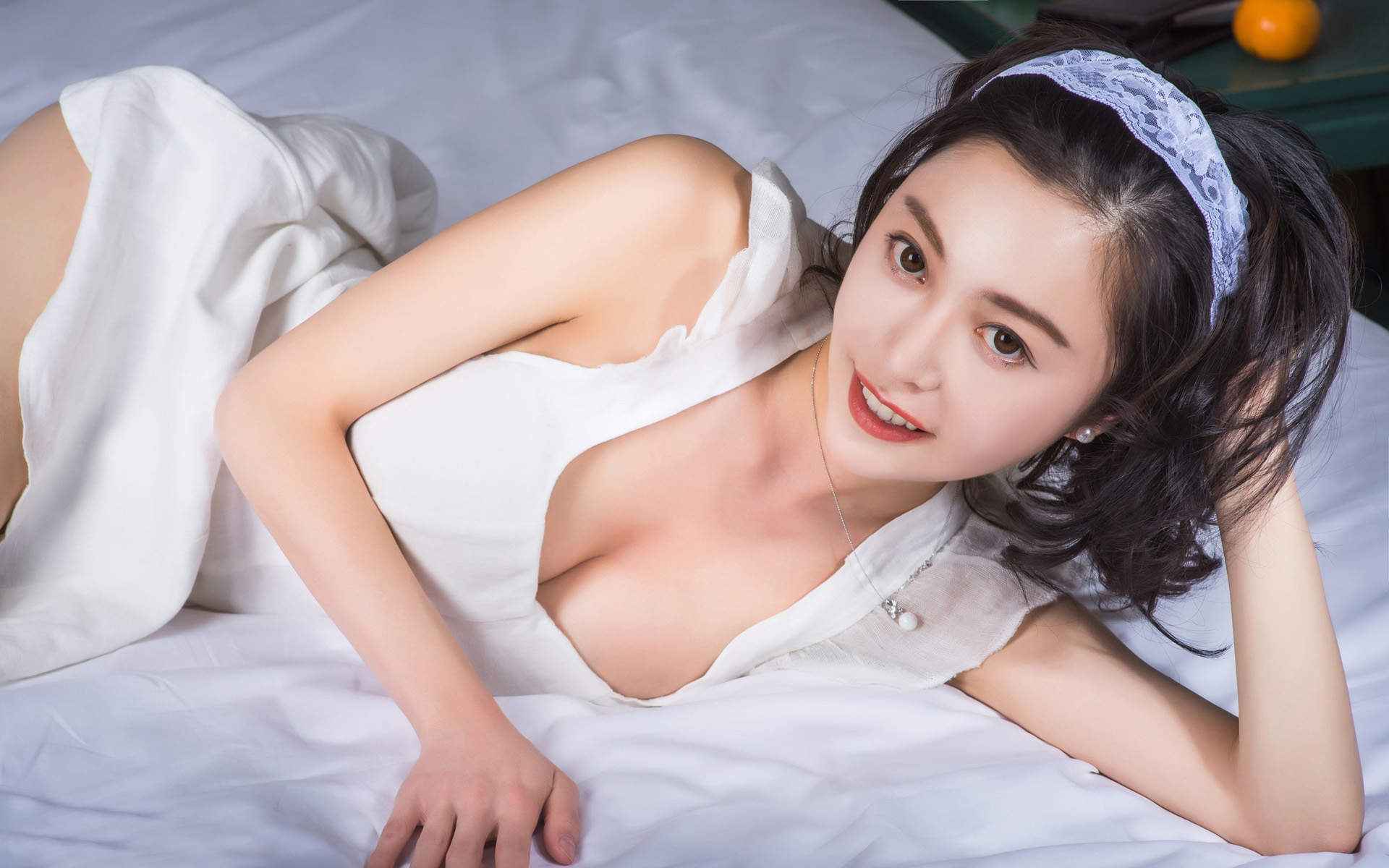 高清美女性感睡衣少妇私房床上写真高清桌面日历壁纸图片