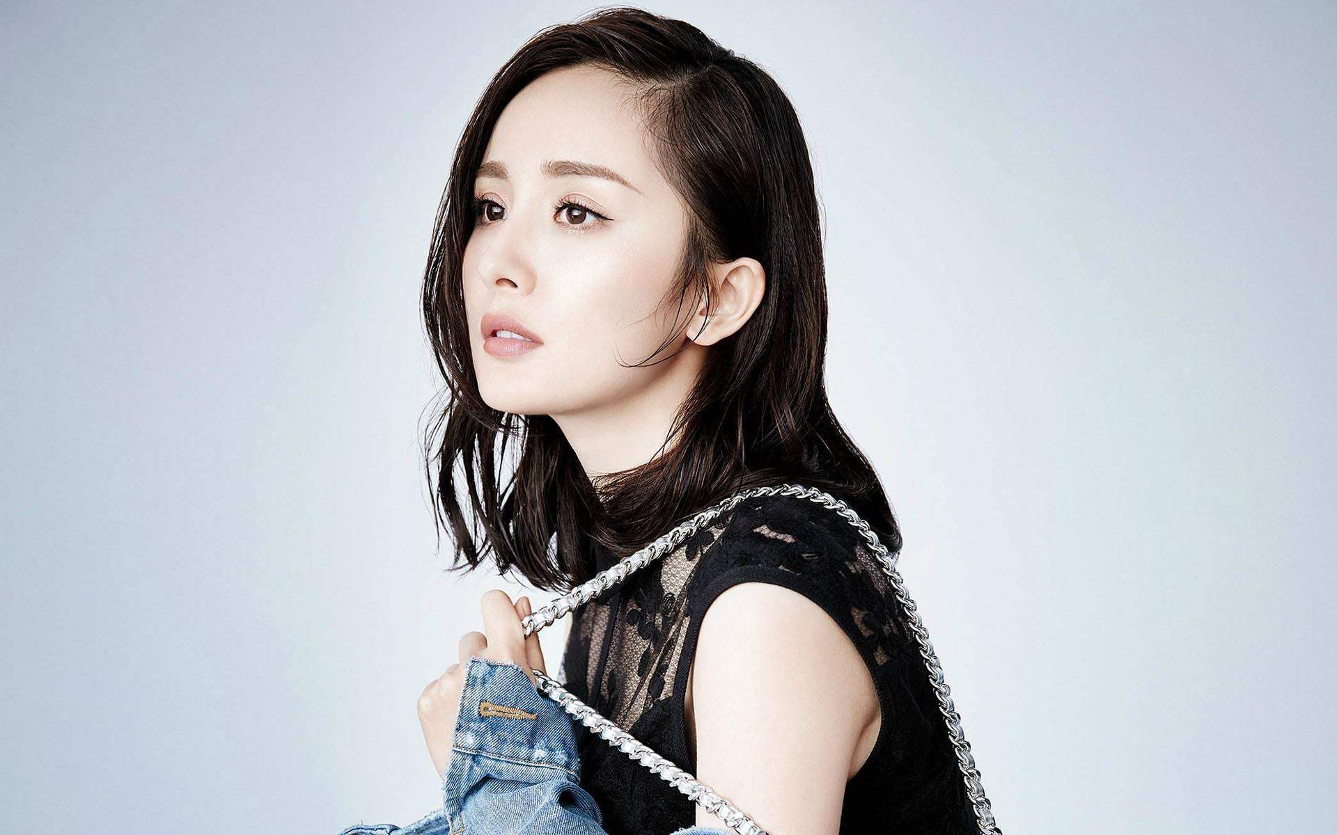 高清中国内地北京影视女演员杨幂白色吊带裙性感妩媚图片图片