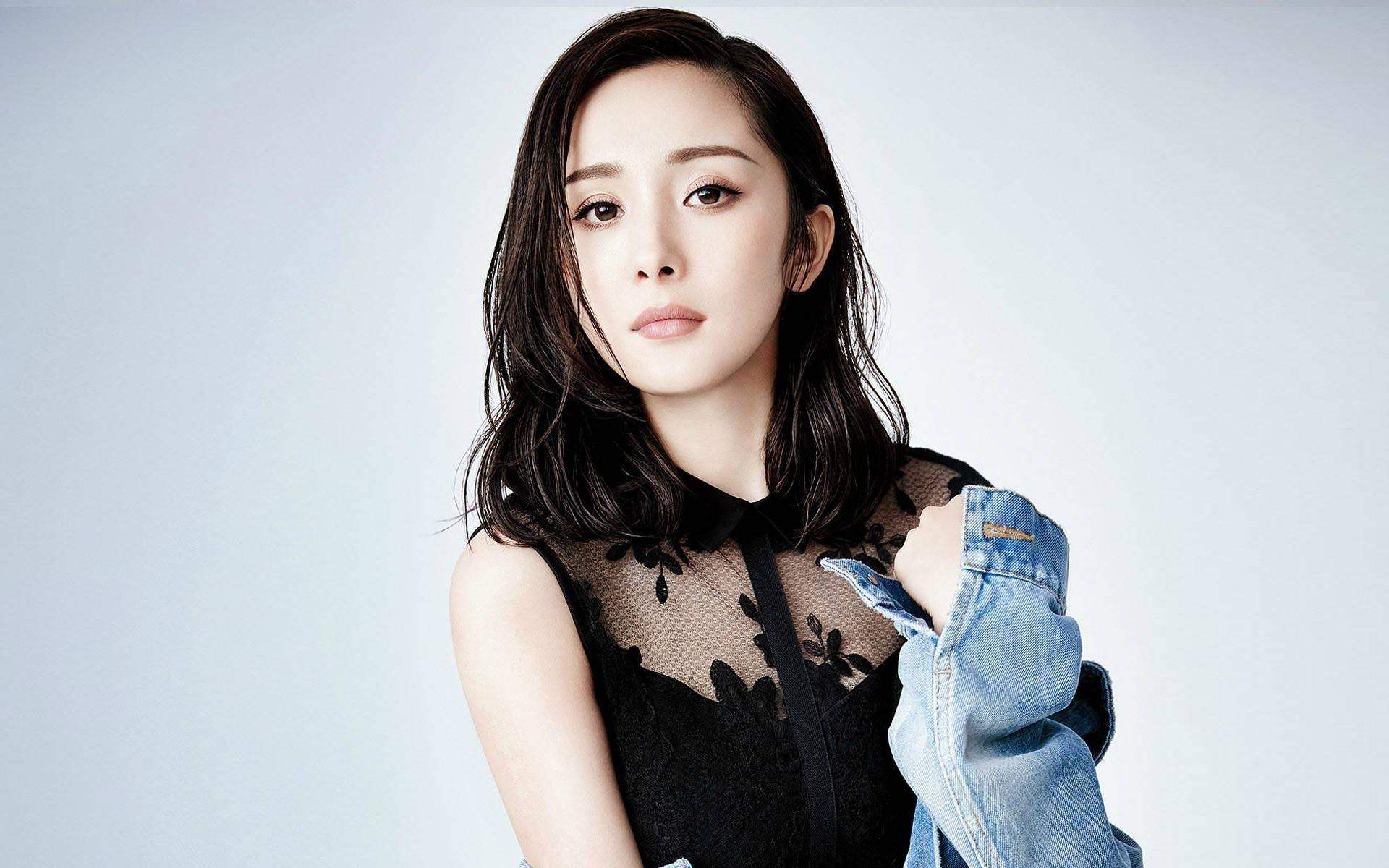 高清中国内地北京影视女演员杨幂白色吊带裙性感妩媚图片图片