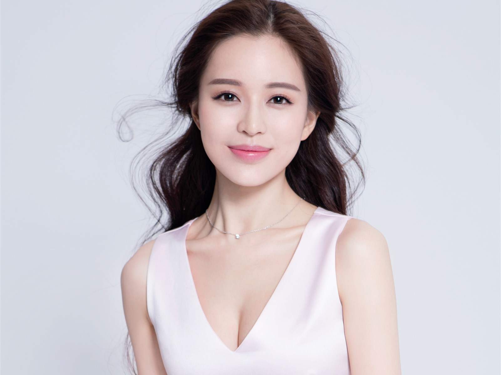 中国内地广东省深圳女演员温心swan图片（一）：深大校花温心卷发清纯写真图片图片