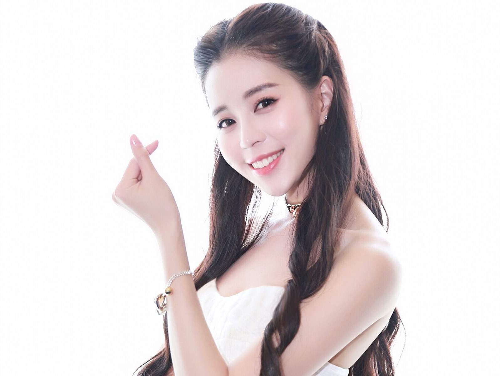 中国内地广东省深圳女演员温心swan图片（一）：深大校花温心卷发清纯写真图片图片