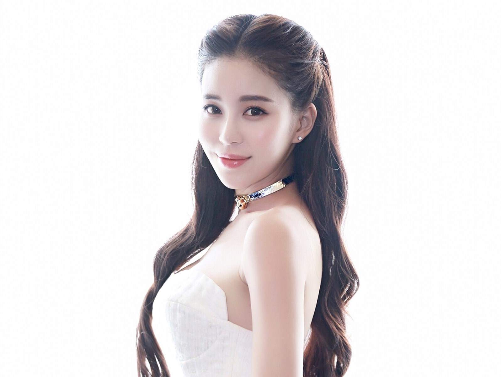 中国内地广东省深圳女演员温心swan图片（一）：深大校花温心卷发清纯写真图片图片