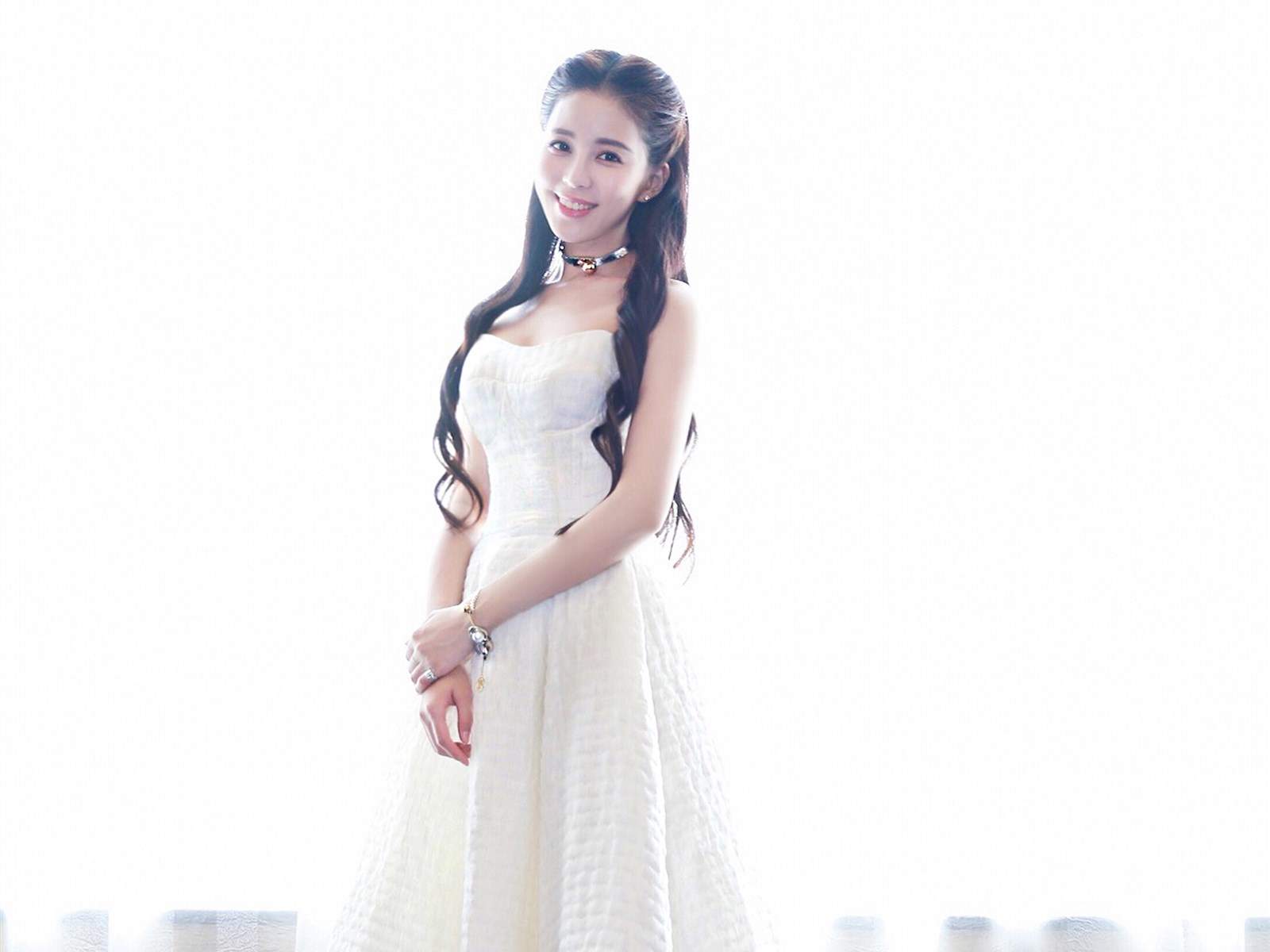 中国内地广东省深圳女演员温心swan图片（一）：深大校花温心卷发清纯写真图片图片