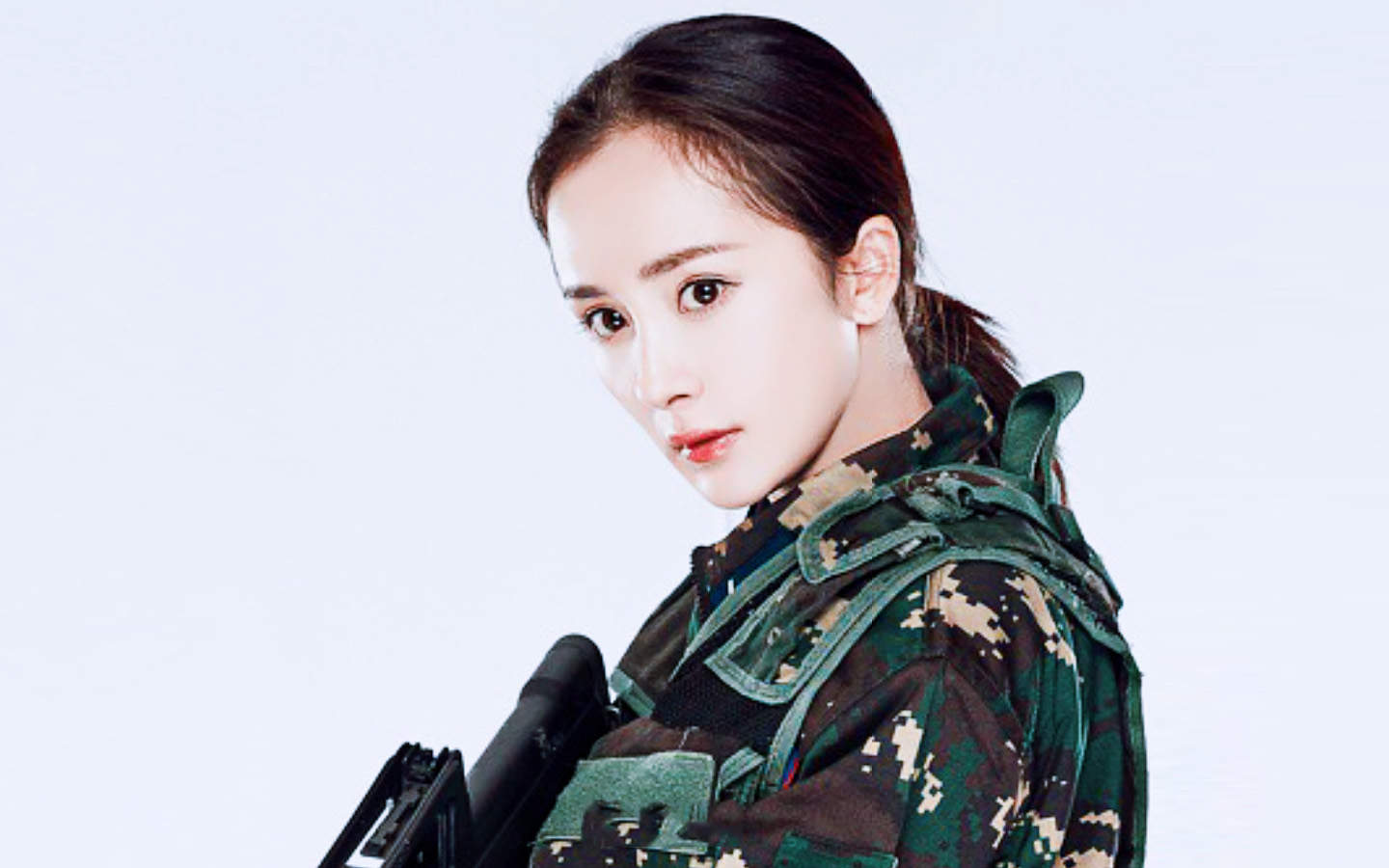 高清中国内地北京影视女演员杨幂白色吊带裙性感妩媚图片图片