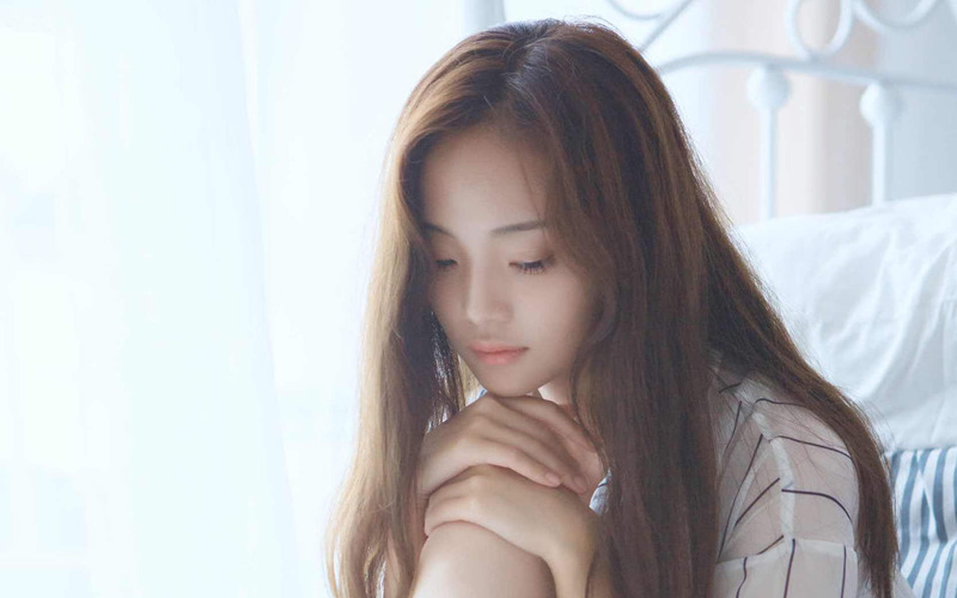 白色裙子女孩美好心情唯美壁纸图片