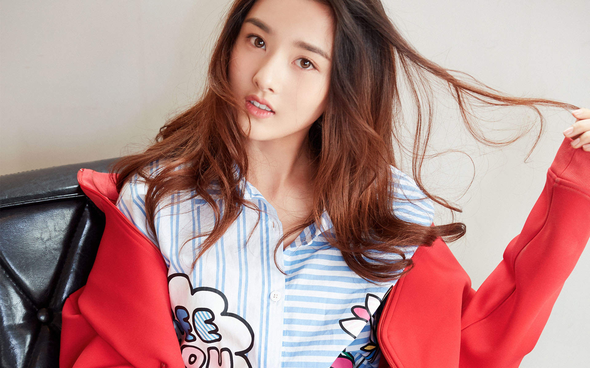 中国北京当代95后女演员小哪吒宋祖儿时尚清新写真桌面壁纸图片