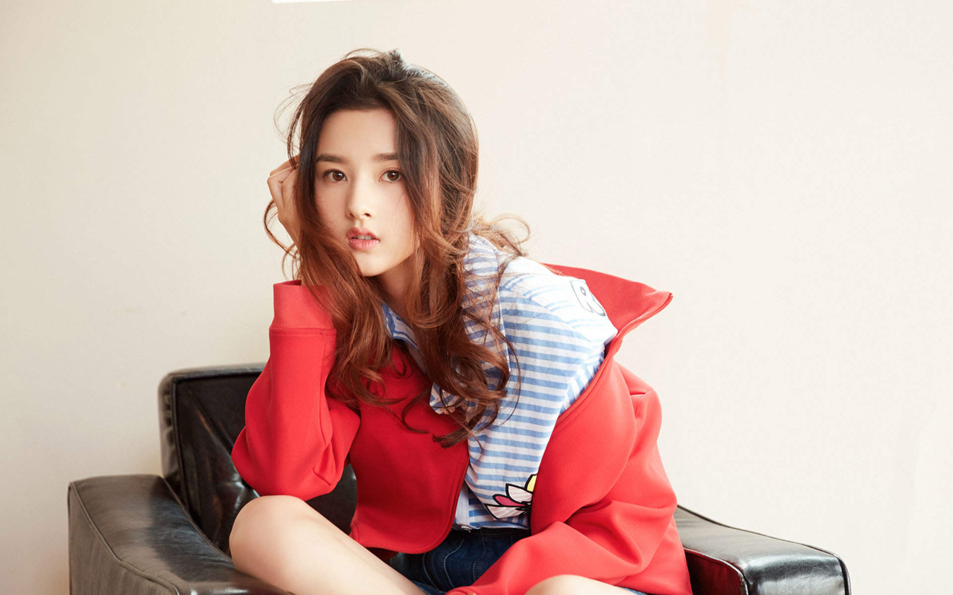 中国北京当代95后女演员小哪吒宋祖儿时尚清新写真桌面壁纸图片