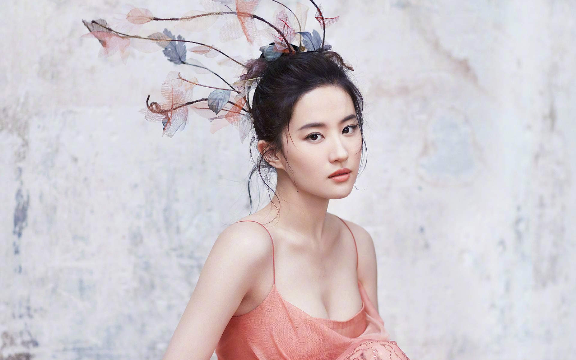 高清湖北省武汉影视女演员刘亦菲时尚芭莎仙气十足写真图片桌面壁纸图片