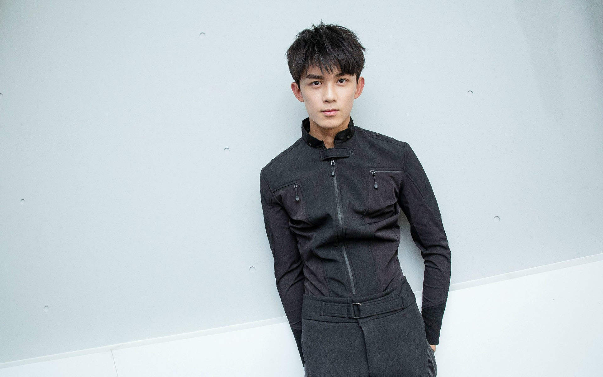 中国内地男演员吴磊帅气制服青春写真图片桌面壁纸图片 中国内地男演员吴磊帅气制服青春写真图片桌面壁纸图片