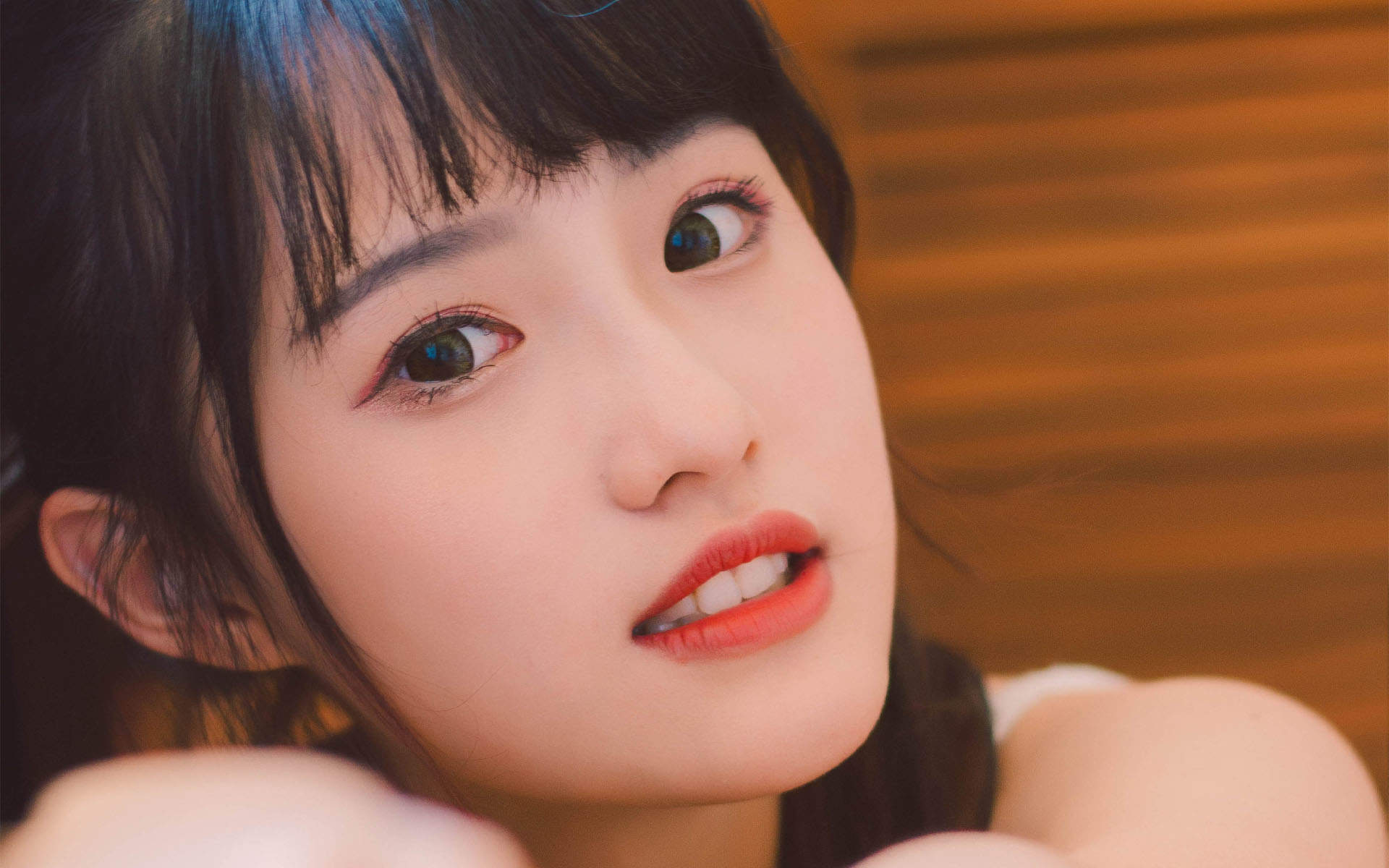 漂亮丰满美女蓝色吊带白嫩大胆写真图片