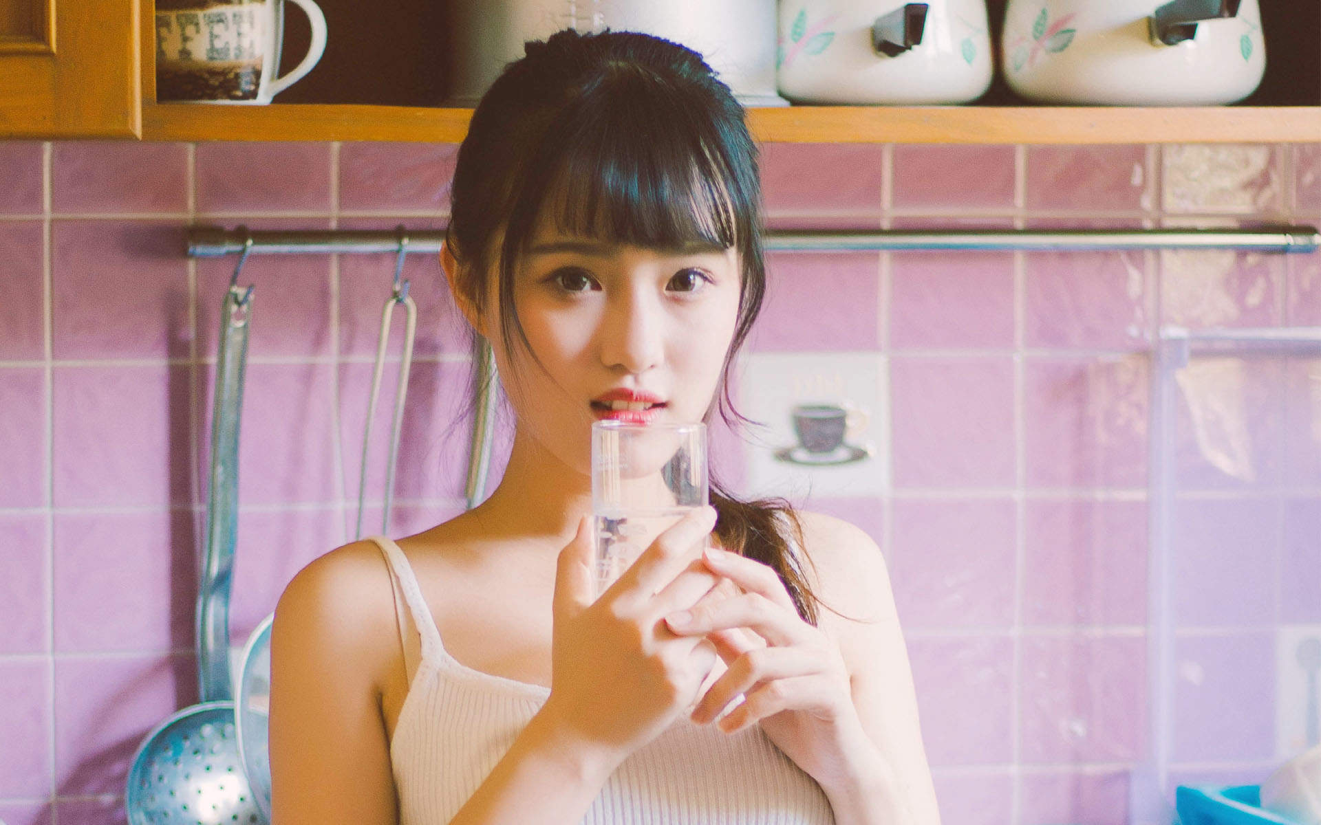 漂亮丰满美女蓝色吊带白嫩大胆写真图片