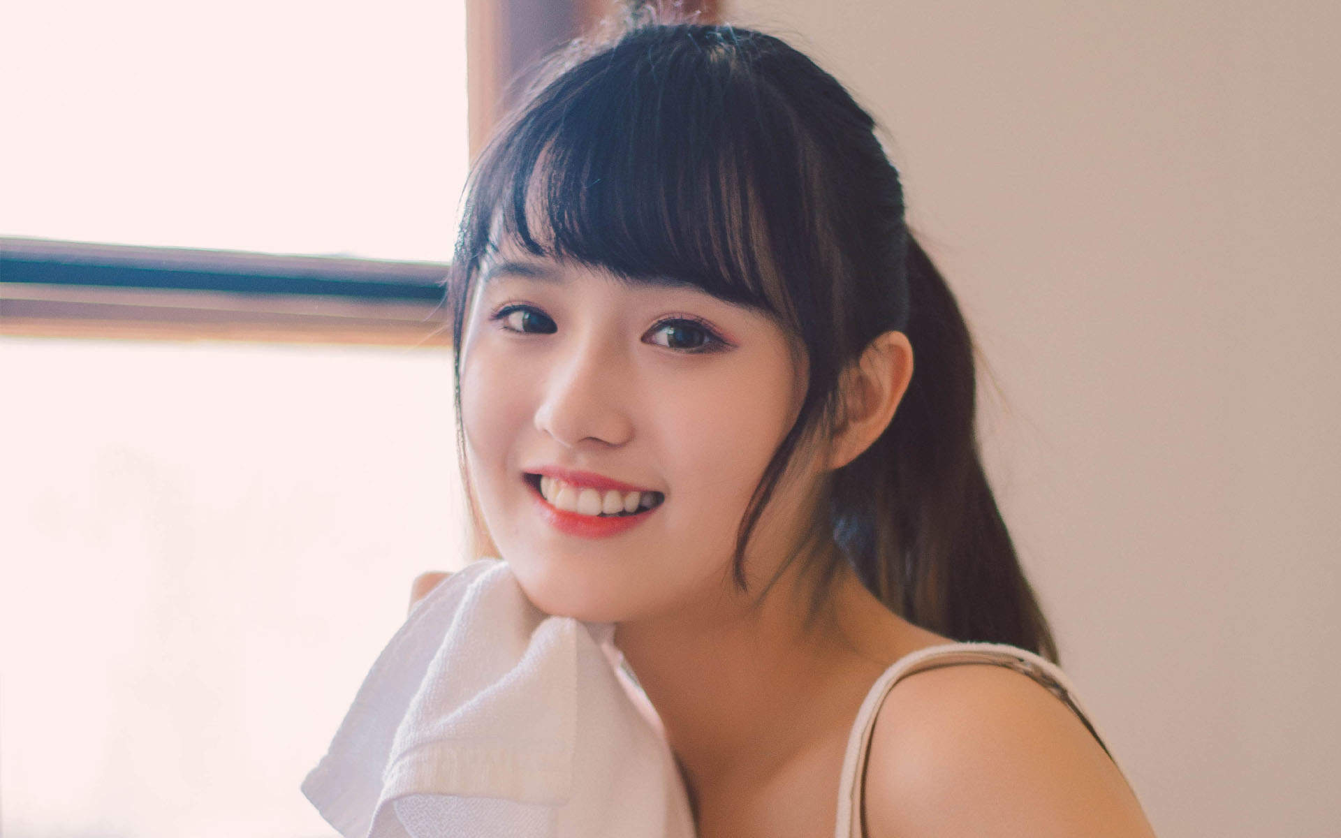 漂亮丰满美女蓝色吊带白嫩大胆写真图片