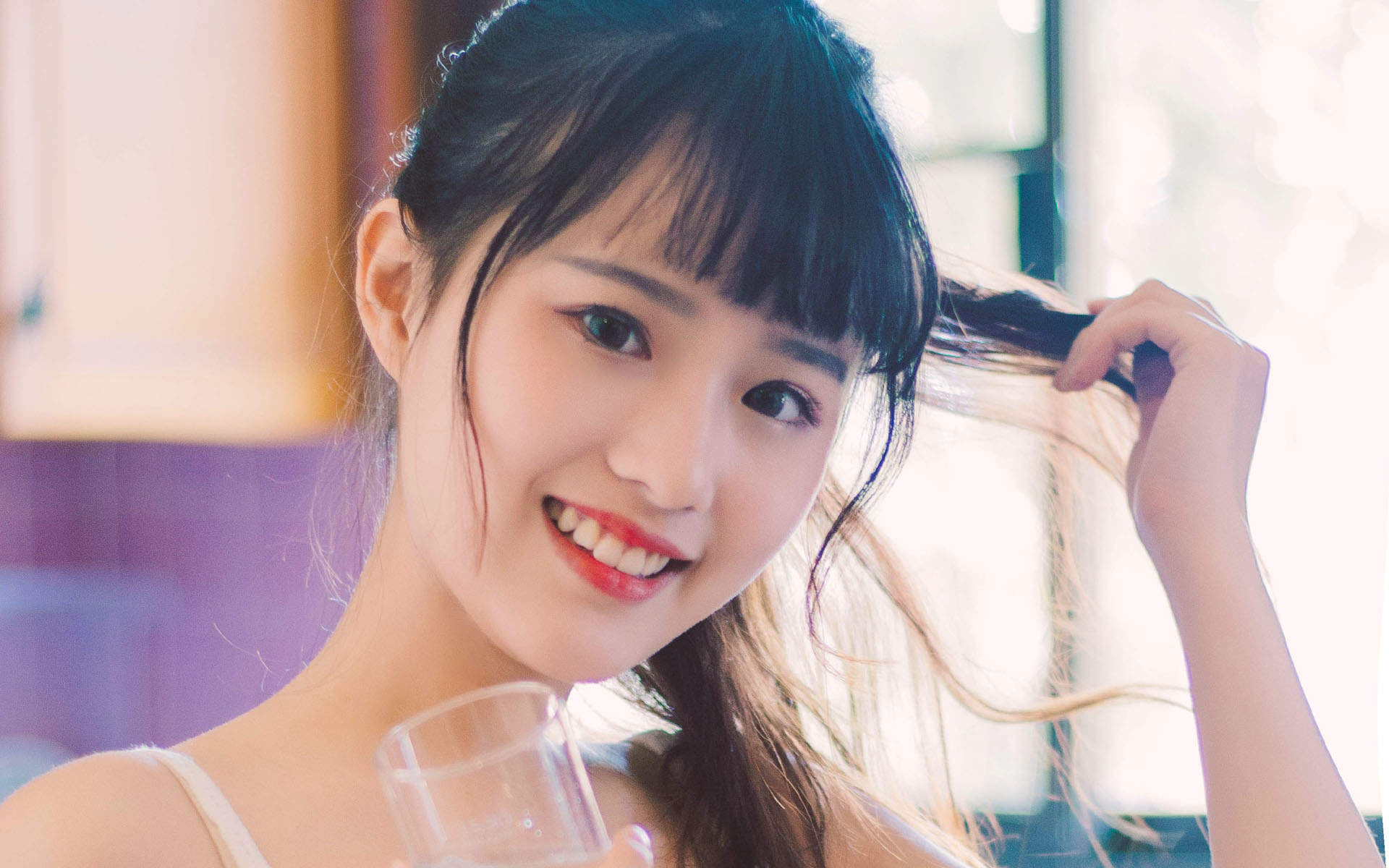 漂亮丰满美女蓝色吊带白嫩大胆写真图片