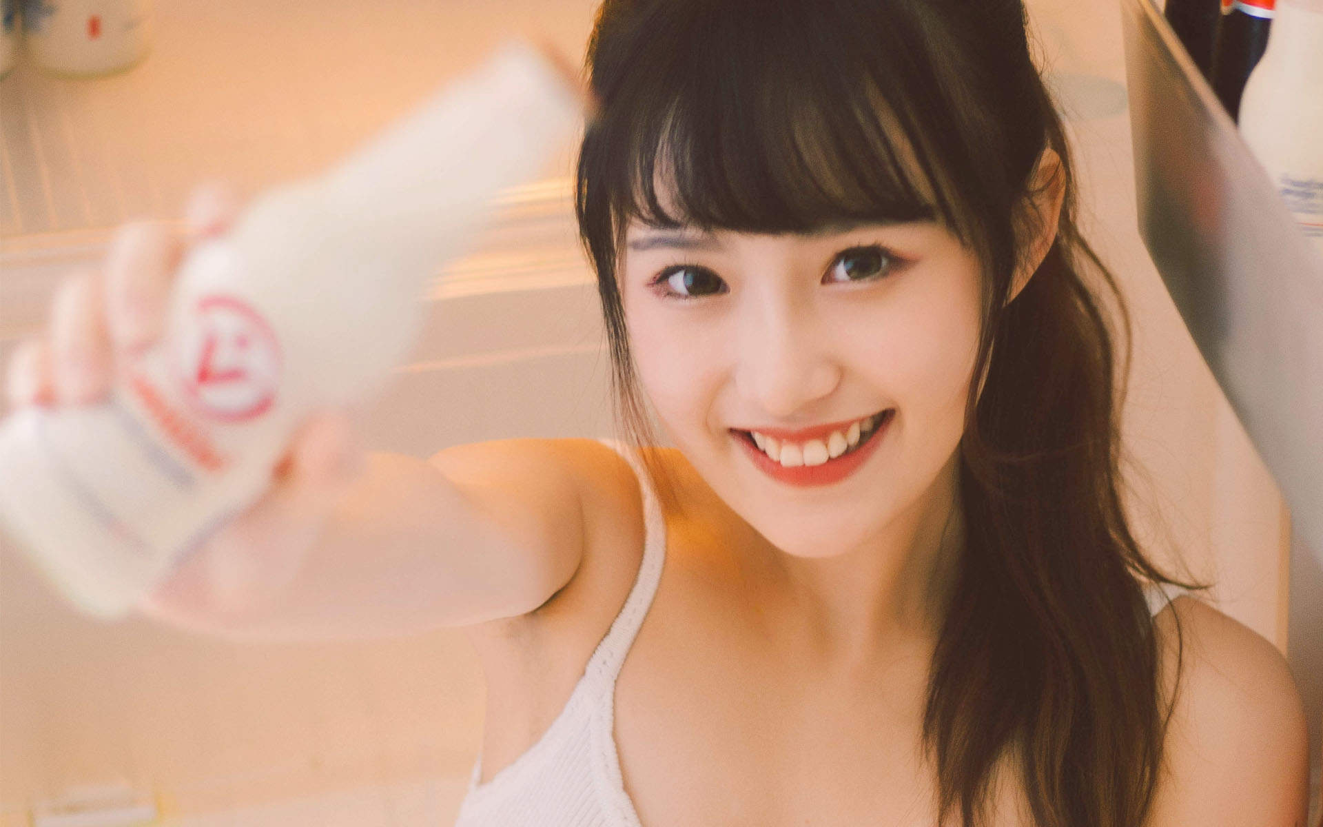 漂亮丰满美女蓝色吊带白嫩大胆写真图片