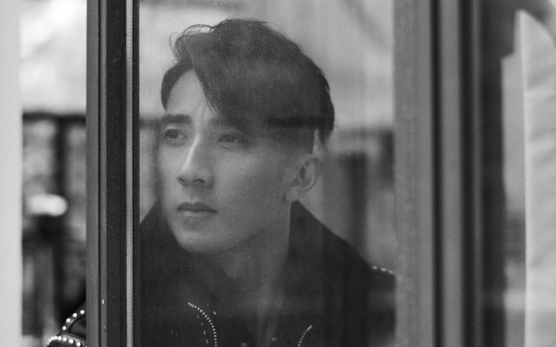 吴尊黑白帅气高清桌面壁纸图片