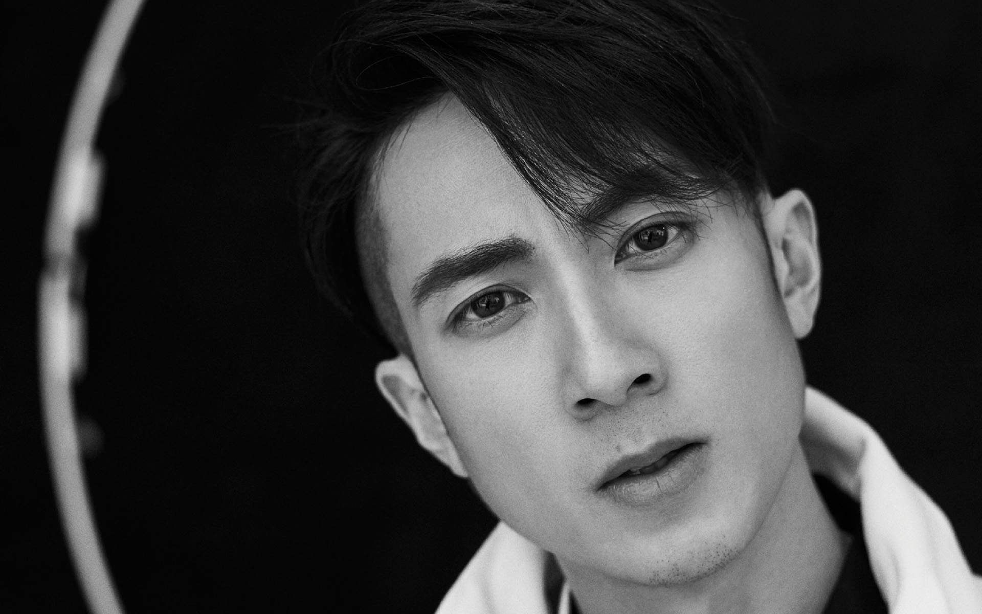 吴尊黑白帅气高清桌面壁纸图片