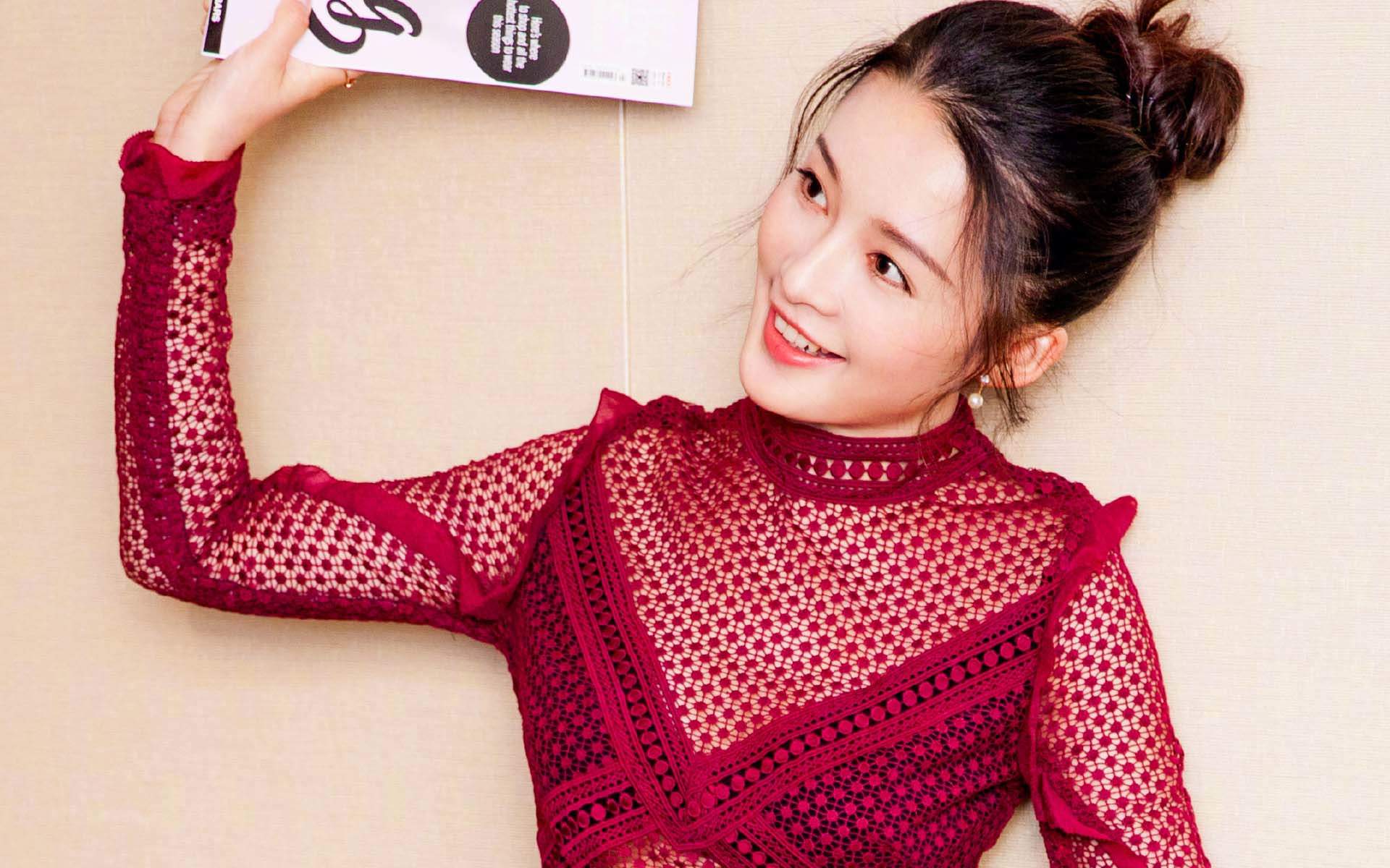 中国内地江苏省苏州市影视女演员李沁黑白长裙性感写真图片图片