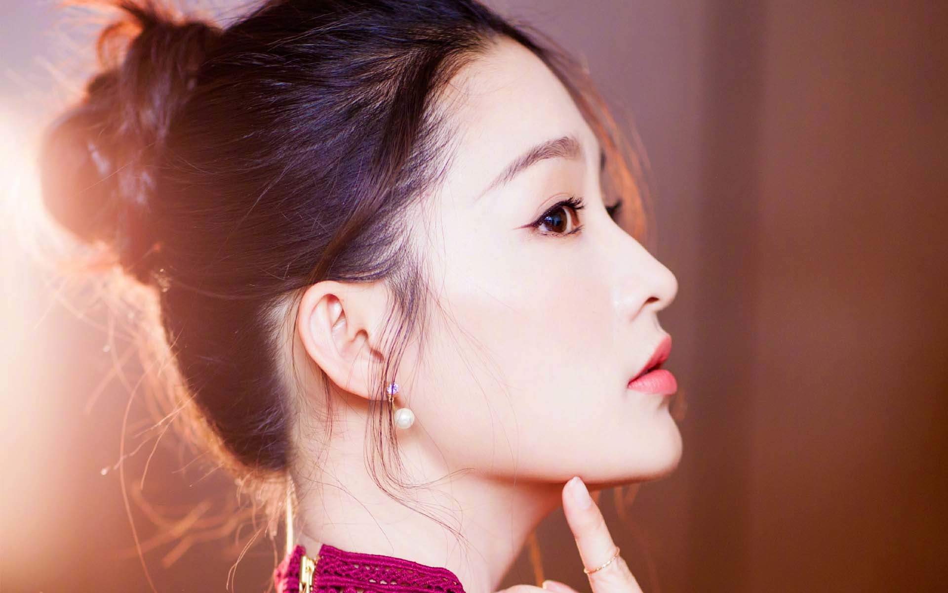 中国内地江苏省苏州市影视女演员李沁黑白长裙性感写真图片图片