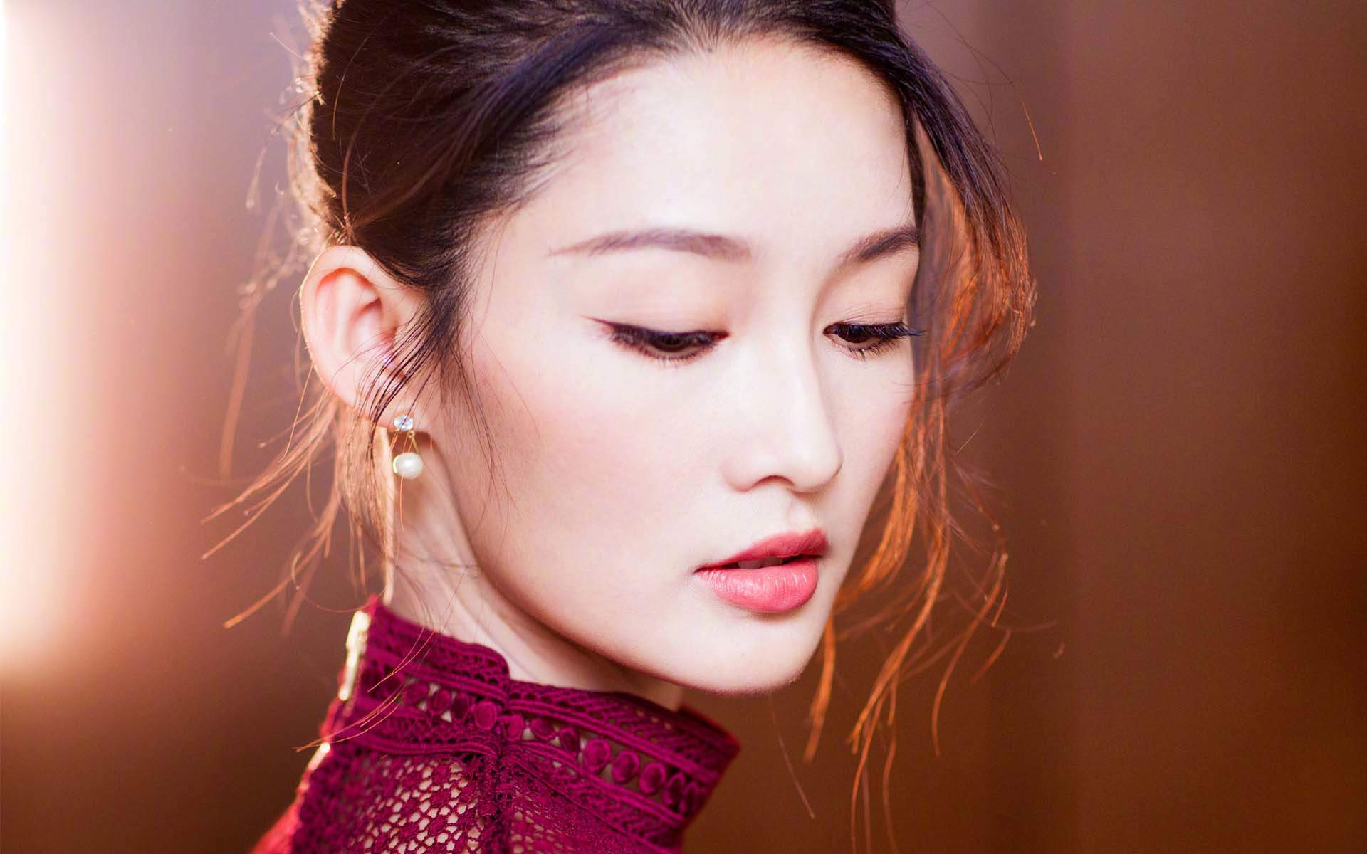 中国内地江苏省苏州市影视女演员李沁黑白长裙性感写真图片图片