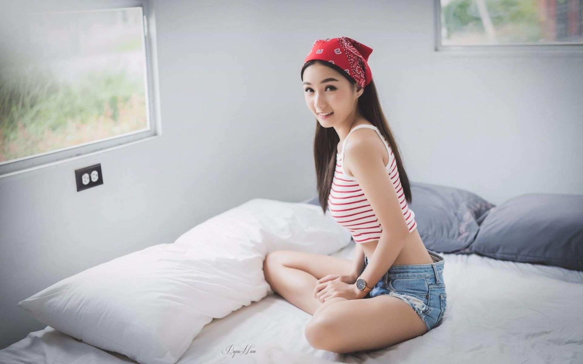 高清最流行女裤性感御姐美女吊带白丝美腿热裤惹火写真图片