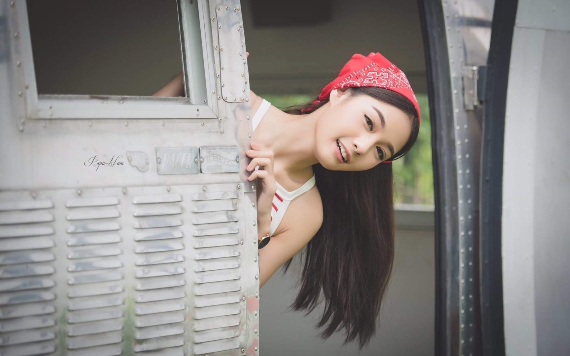 高清最流行女裤性感御姐美女吊带白丝美腿热裤惹火写真图片