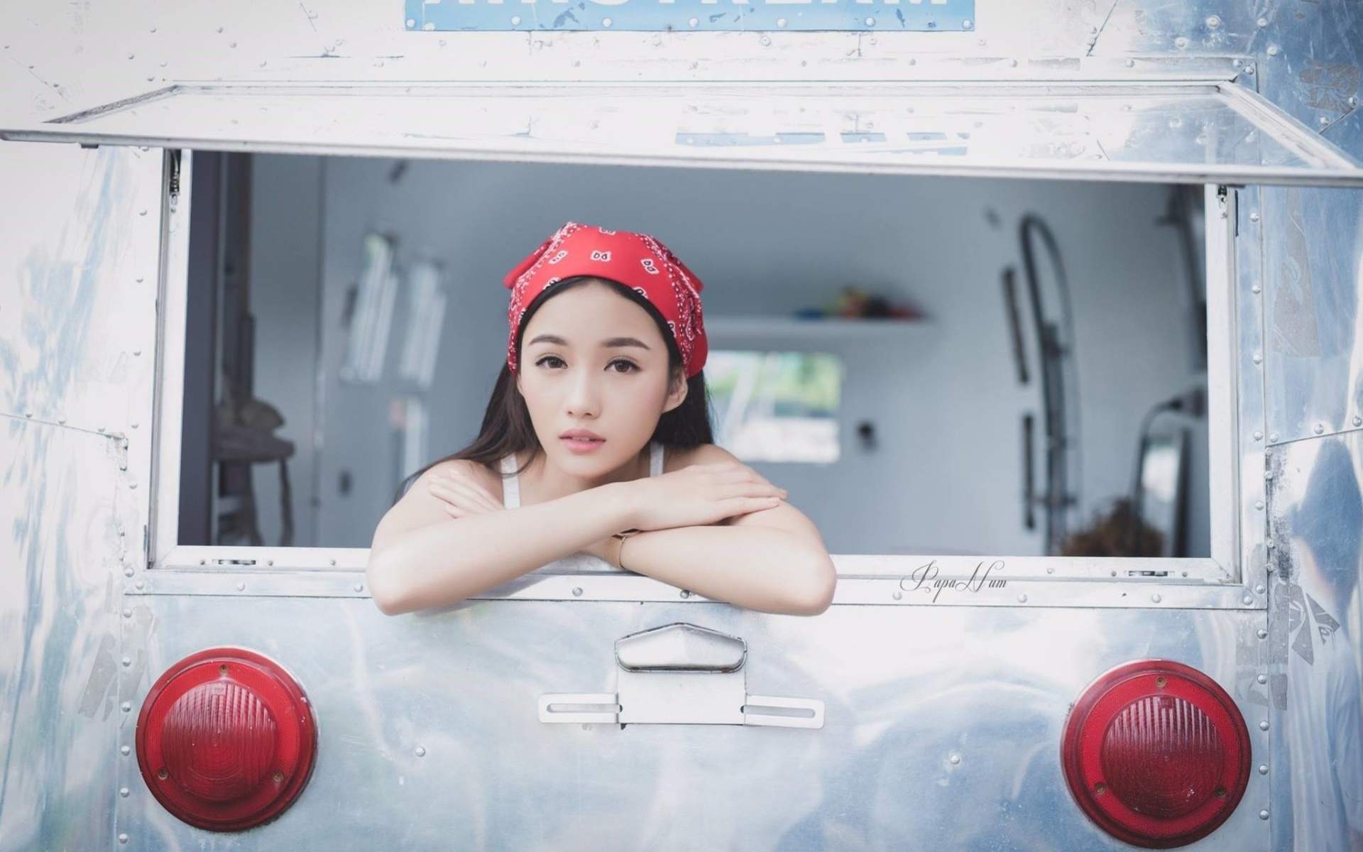高清最流行女裤性感御姐美女吊带白丝美腿热裤惹火写真图片