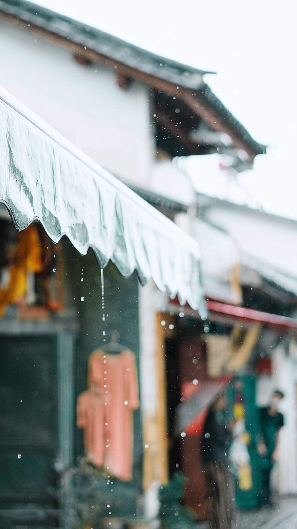 迪丽热巴红皮裙性感高清手机壁纸图片