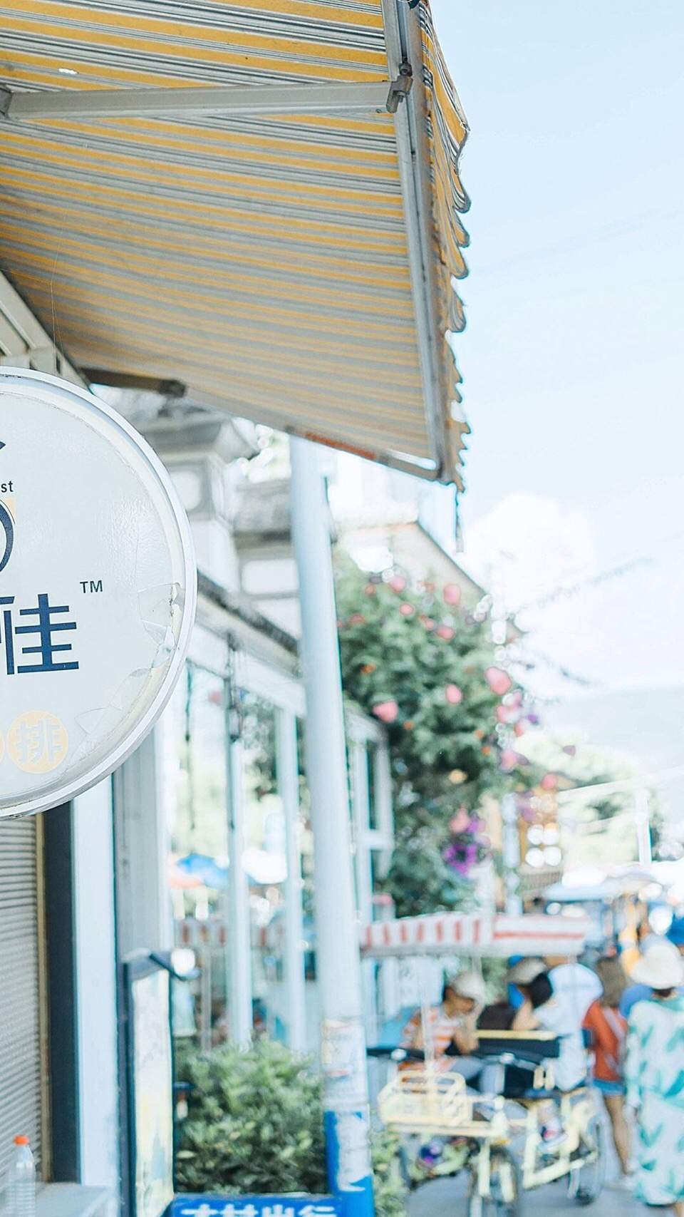 迪丽热巴红皮裙性感高清手机壁纸图片