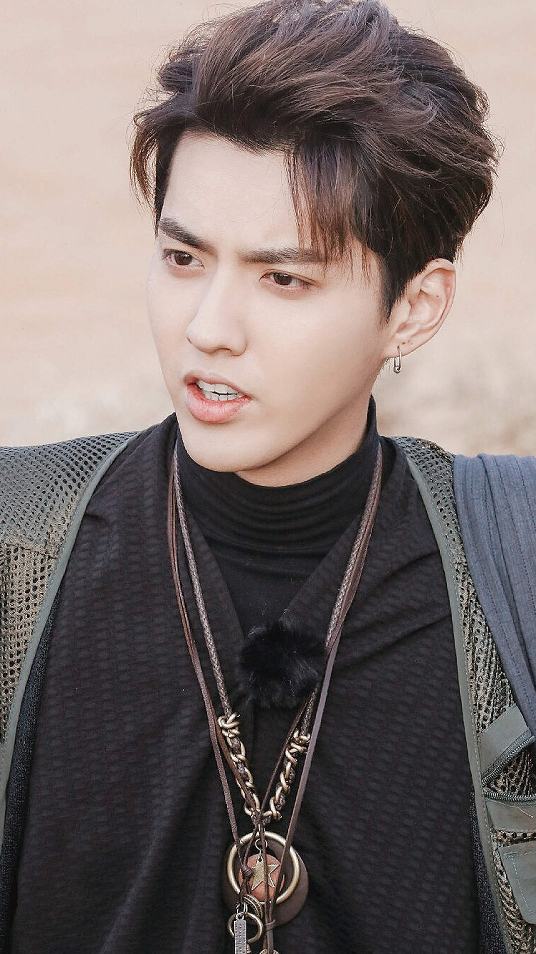 高清广州男明星吴亦凡黑色西服帅气图片图片
