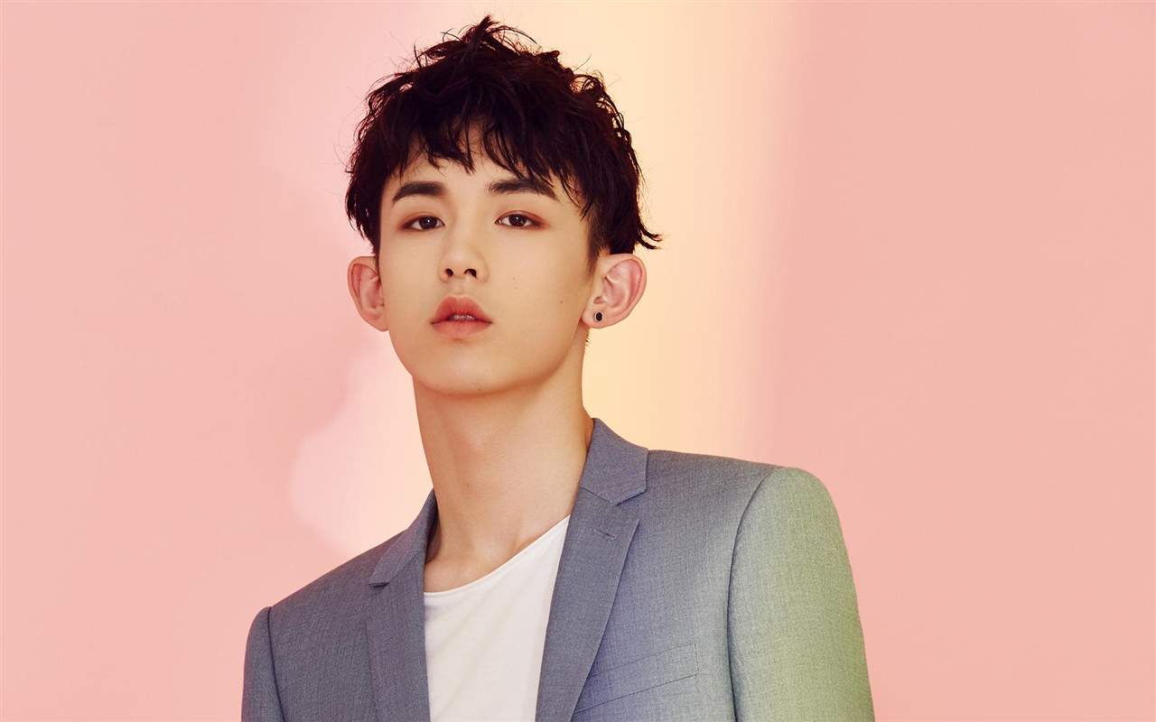 湖北安陆男演员郭俊辰黑色西服绅士帅气图片图片