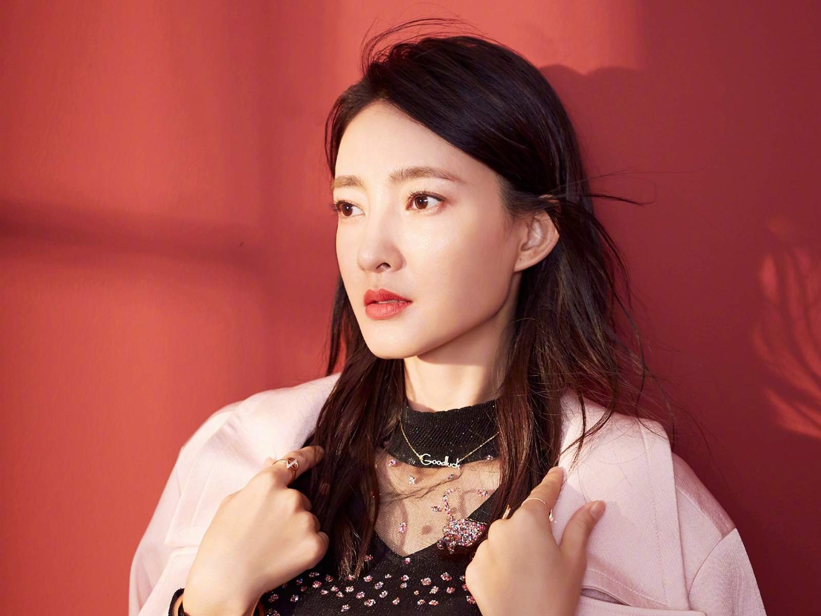 王丽坤性感干练活动写真图片图片