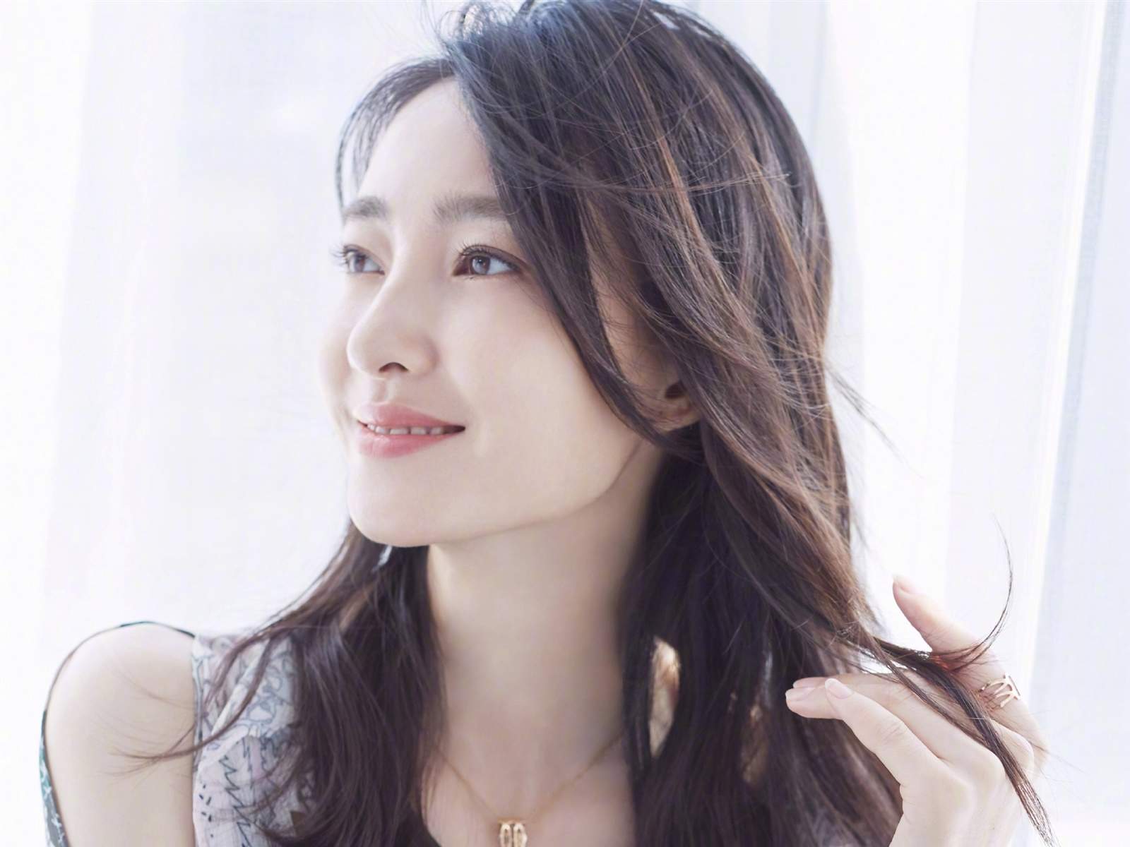 王丽坤优雅灵动粉色长裙写真图片图片