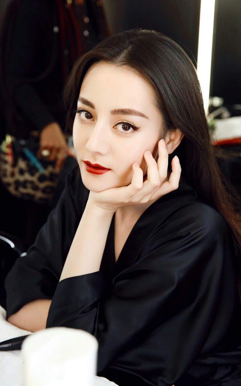 新疆乌鲁木齐美女演员迪丽热巴最新杂志写真图片图片