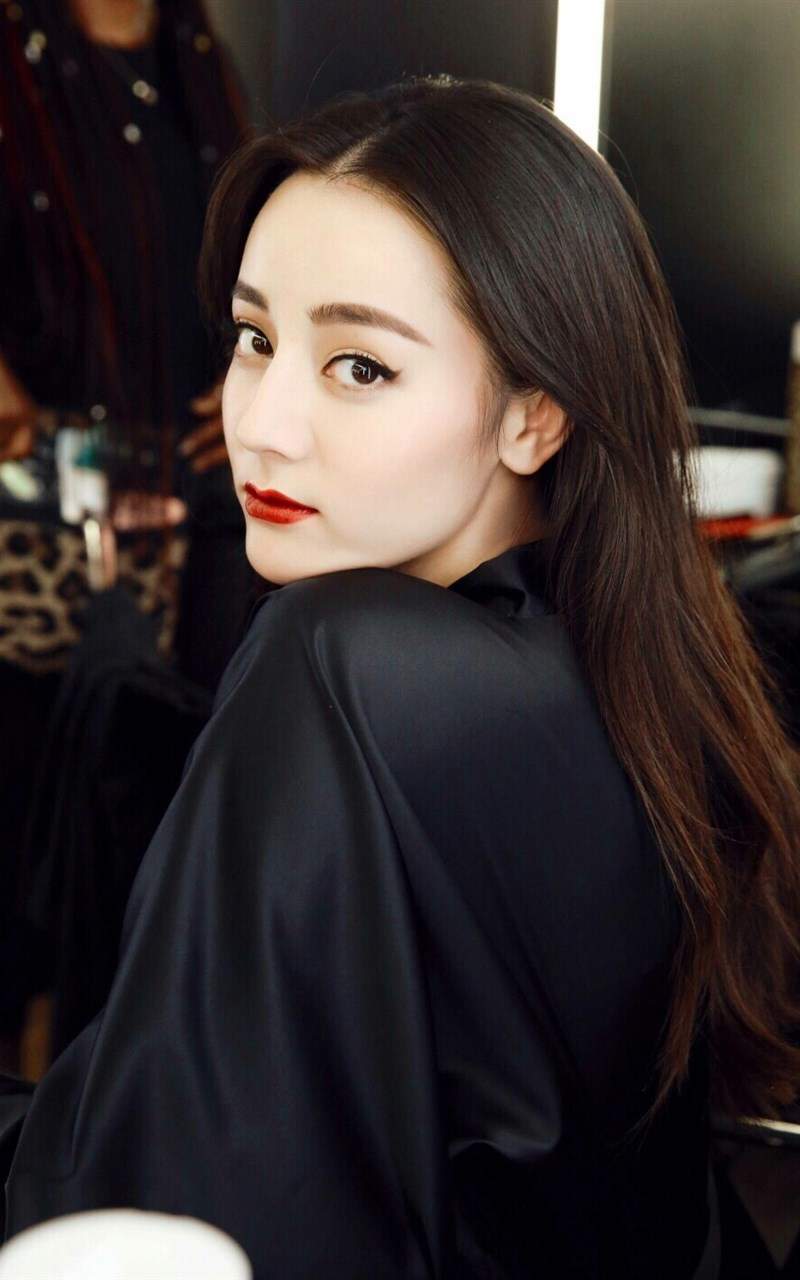 新疆乌鲁木齐美女演员迪丽热巴最新杂志写真图片图片