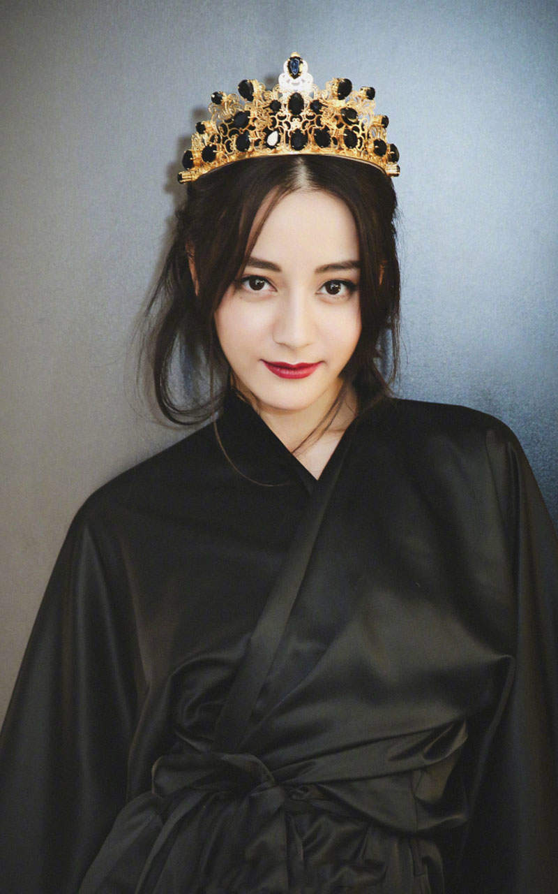 新疆乌鲁木齐美女演员迪丽热巴最新杂志写真图片图片