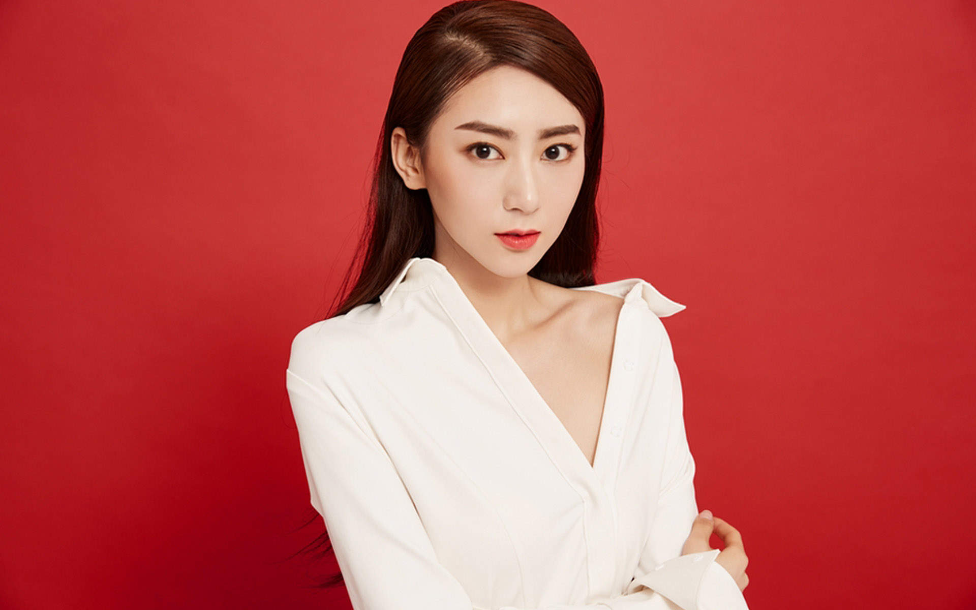 中国内地女演员美女赵艺露肩纱裙清新灵动写真仙气撩人图片