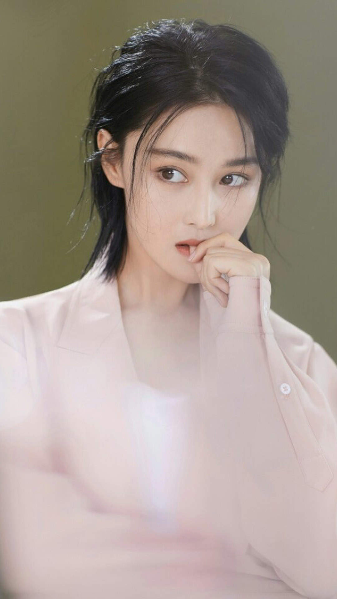 高清中国内地女演张馨予粉色西装时尚写真图片手机壁纸图片
