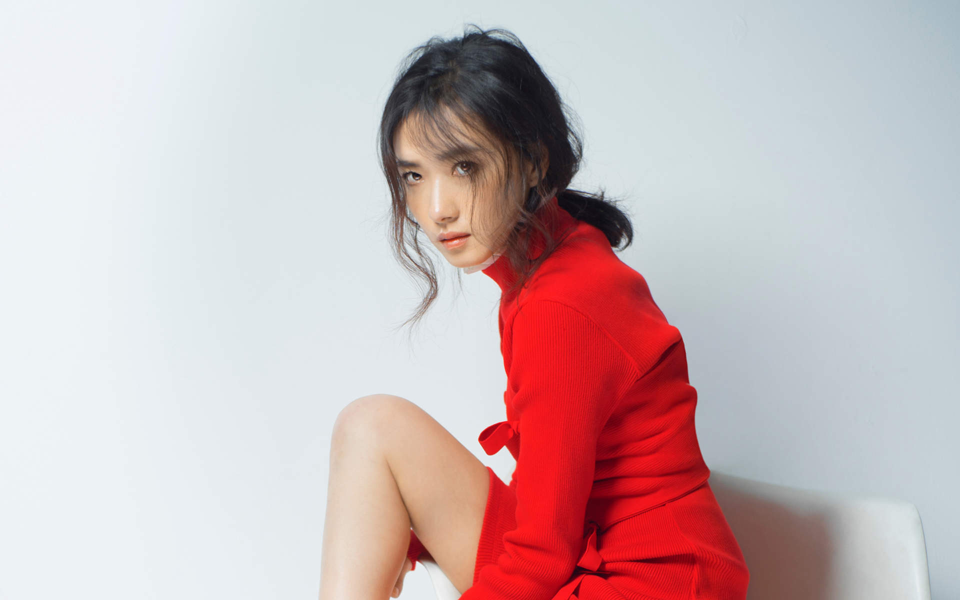 湖南省益阳市赫山女演员万茜红衣性感美腿写真图片桌面壁纸图片