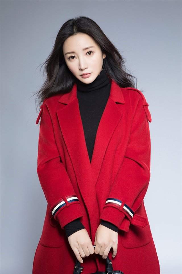中国内地湖南衡阳女演员柳岩低胸装摸骆驼民族服饰艺术写真图片图片