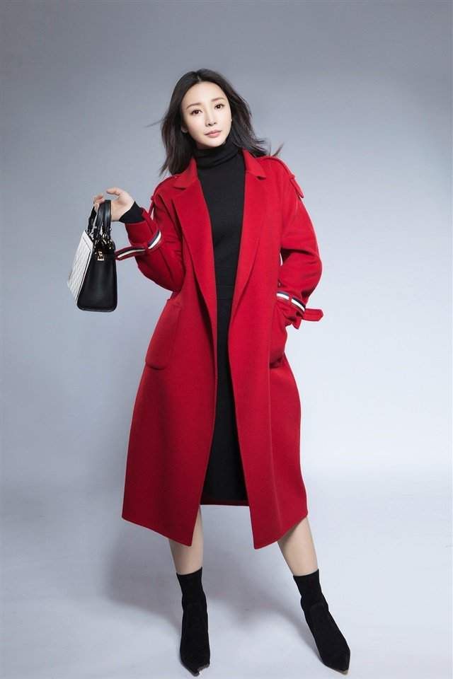 中国内地湖南衡阳女演员柳岩性感白裙沙漠艺术写真牵骆驼变塞外明珠(三)图片