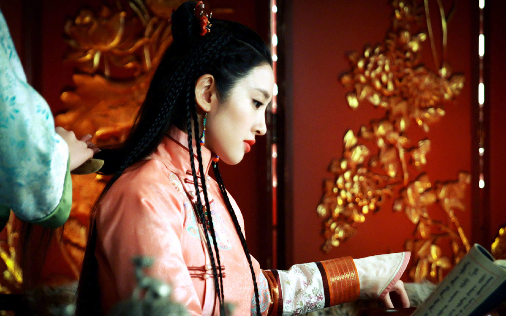 高清中国内地四川女演员唐艺昕湿发吊带裙性感写真图片图片