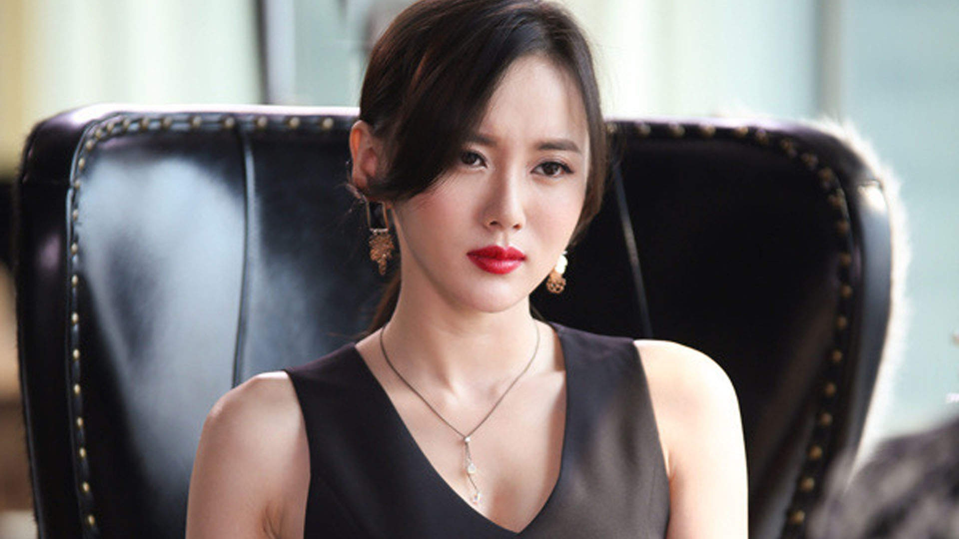 高清山东省青岛美女江铠同冷艳洋装小女人霸气时尚写真图片