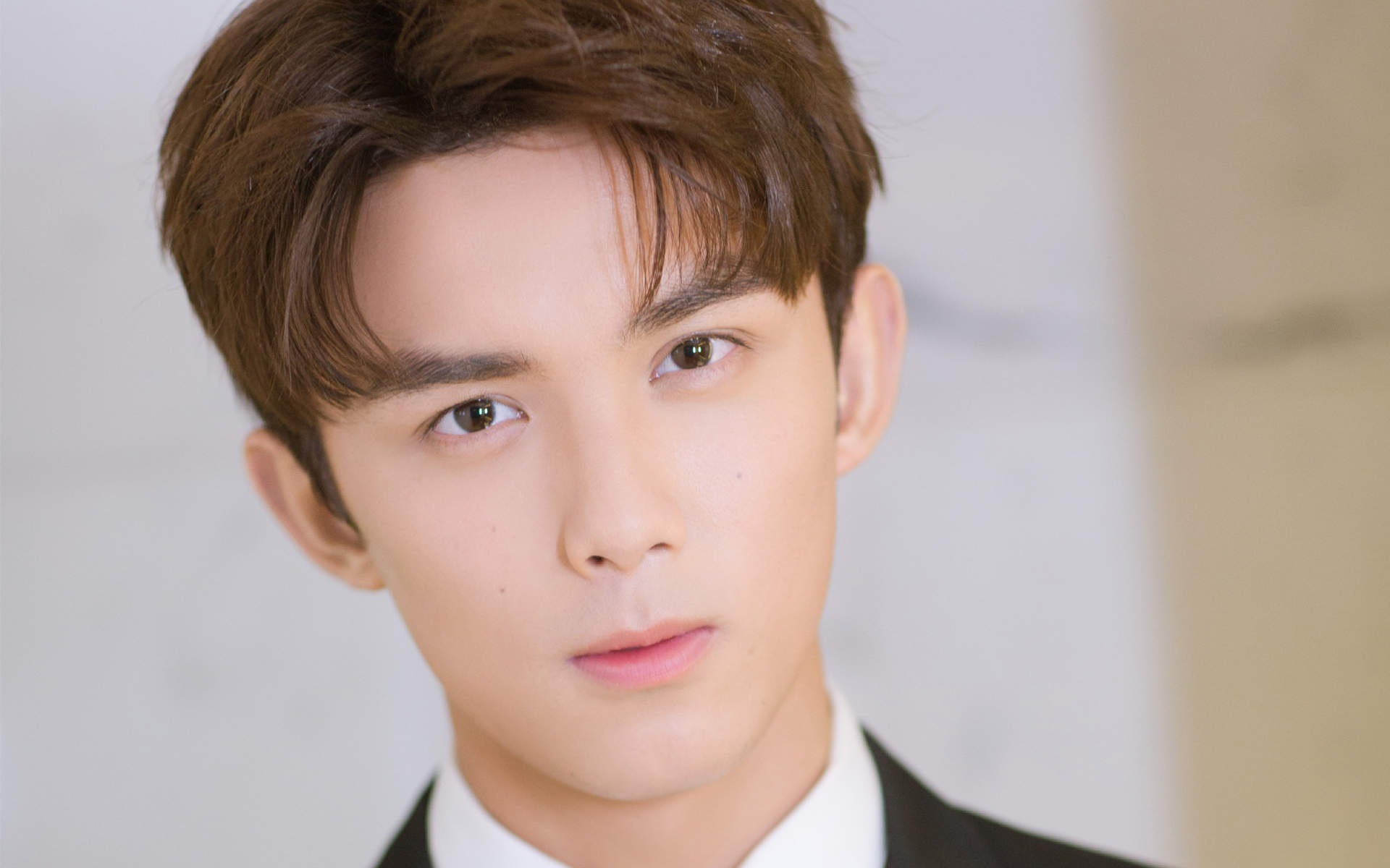 中国内地男演员吴磊酷帅有型写真桌面壁纸图片 中国内地男演员吴磊酷帅有型写真桌面壁纸图片