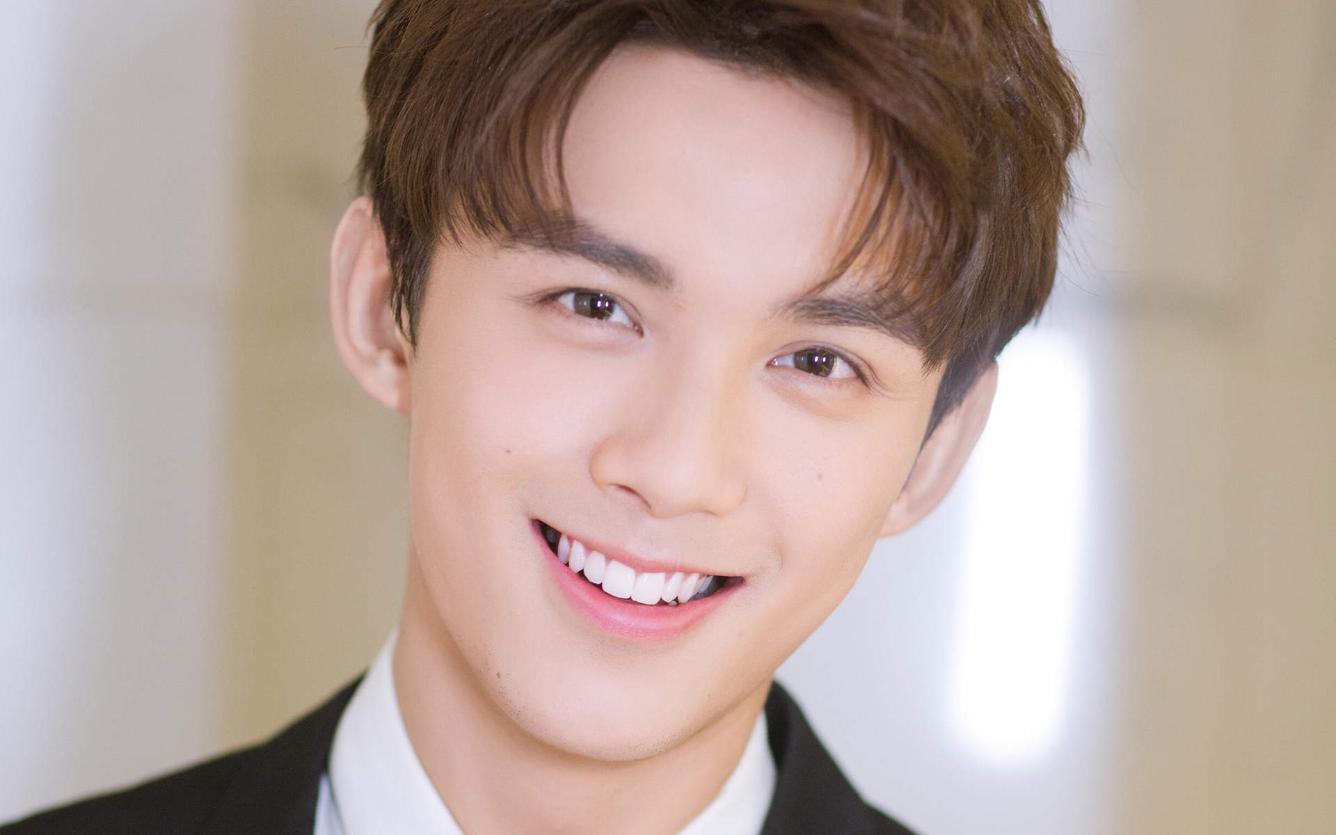 中国内地男演员吴磊酷帅有型写真桌面壁纸图片