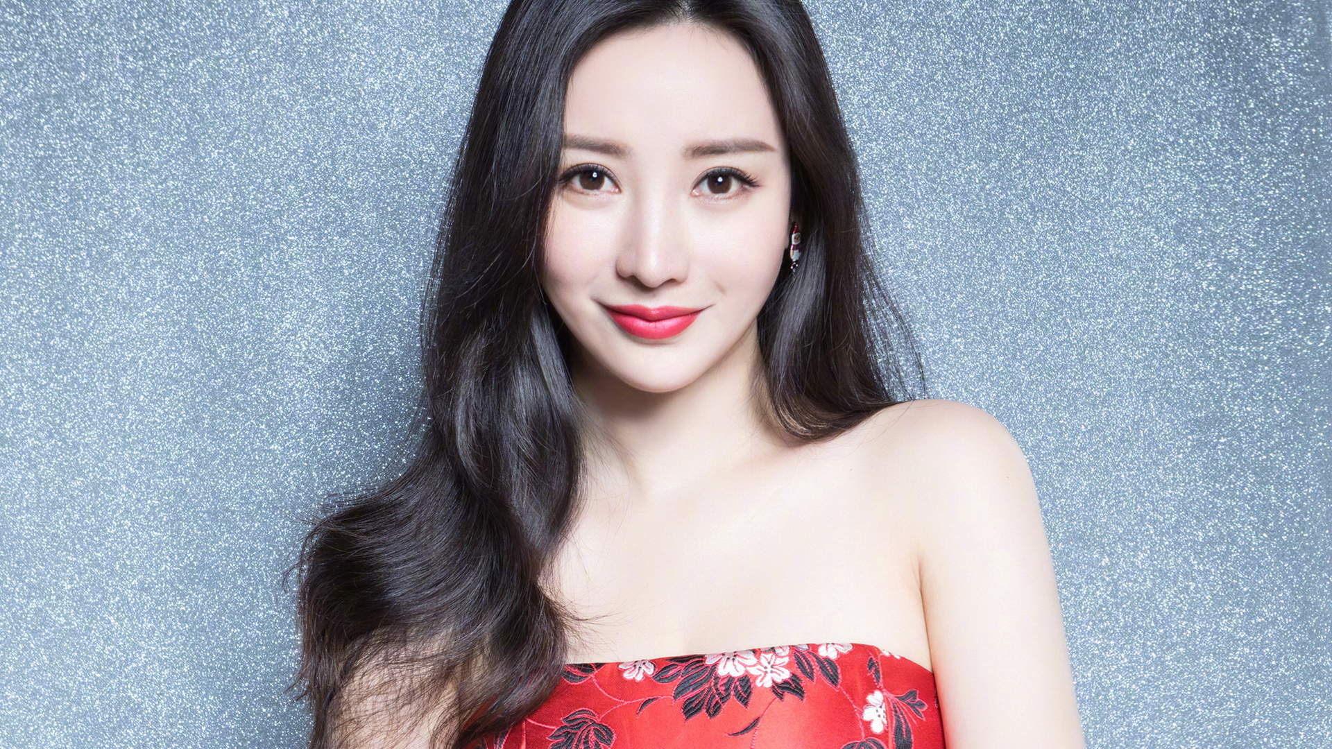 中国内地湖南衡阳女演员柳岩抹胸长裙露肩性感写真高清宽屏壁纸图片