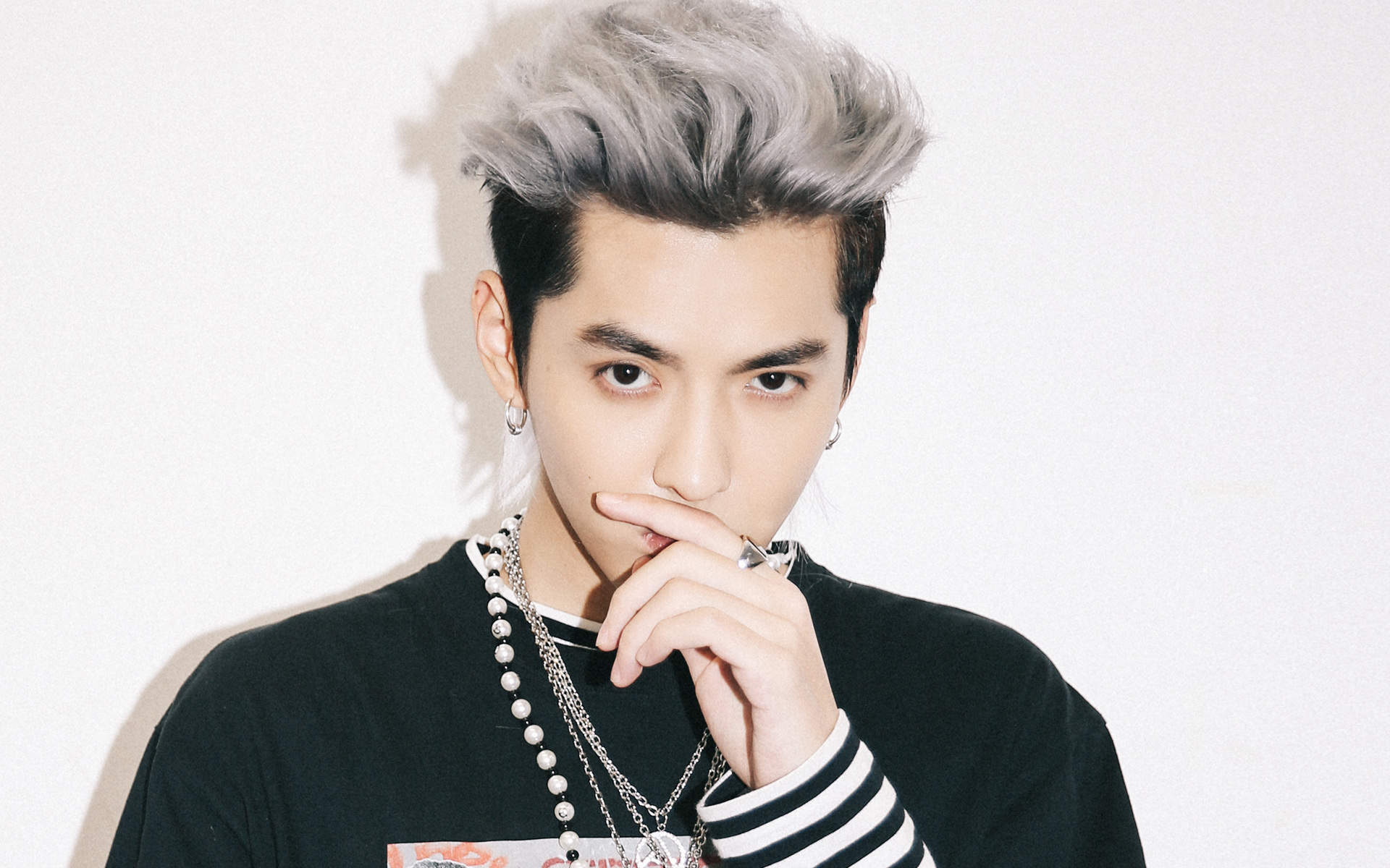 高清广州男明星吴亦凡黑色西服帅气图片图片