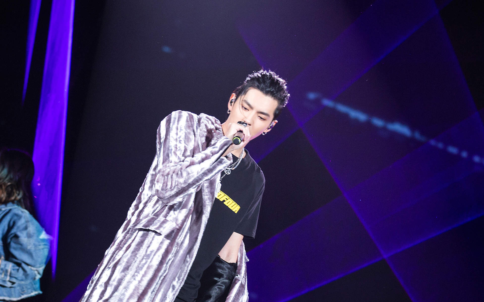 高清广州男明星吴亦凡黑色西服帅气图片图片