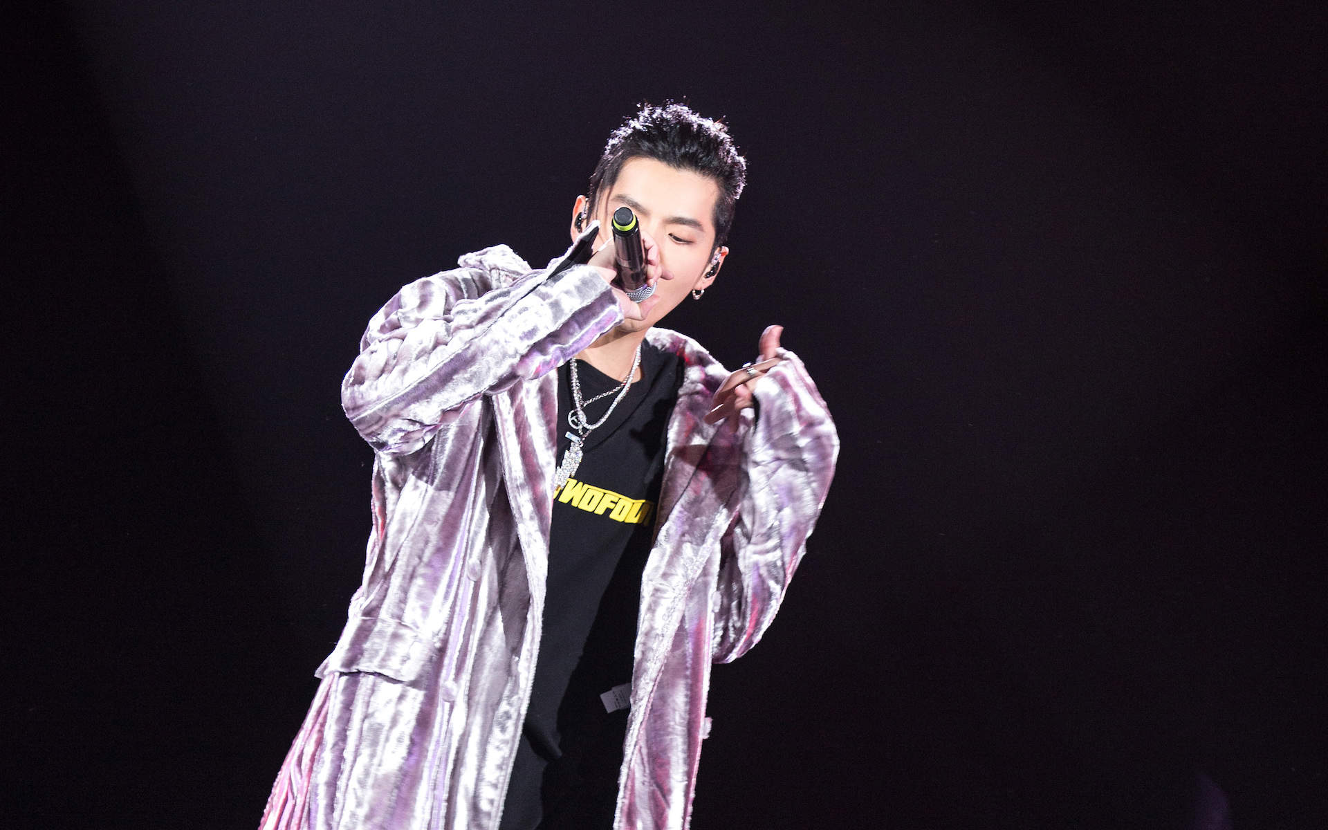 高清广州男明星吴亦凡黑色西服帅气图片图片